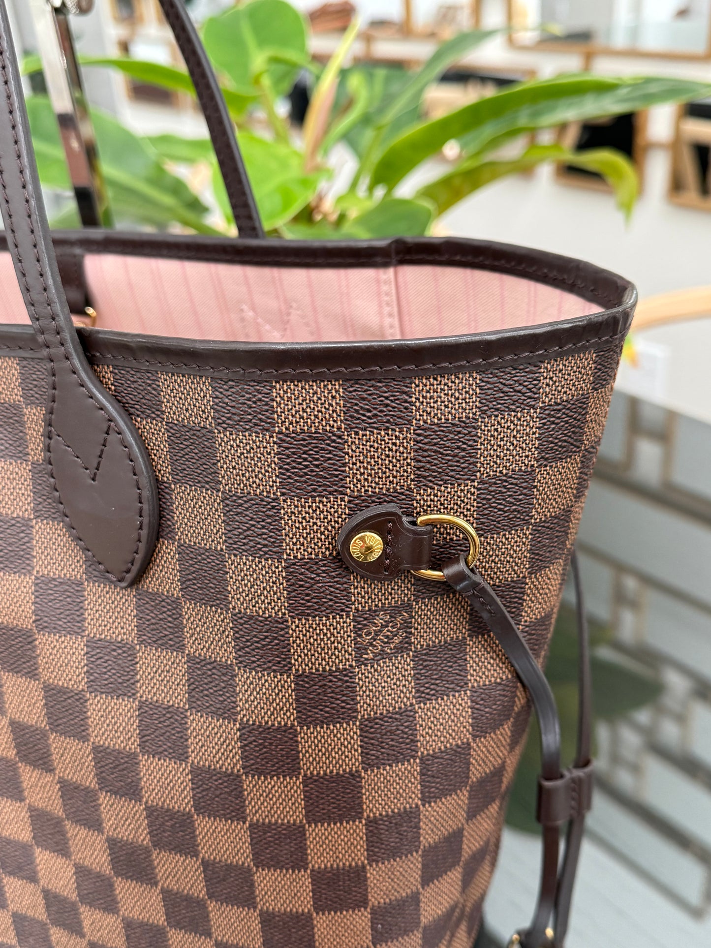 Neverfull MM in Rose Ballerine interior with Dustbag - Microchip