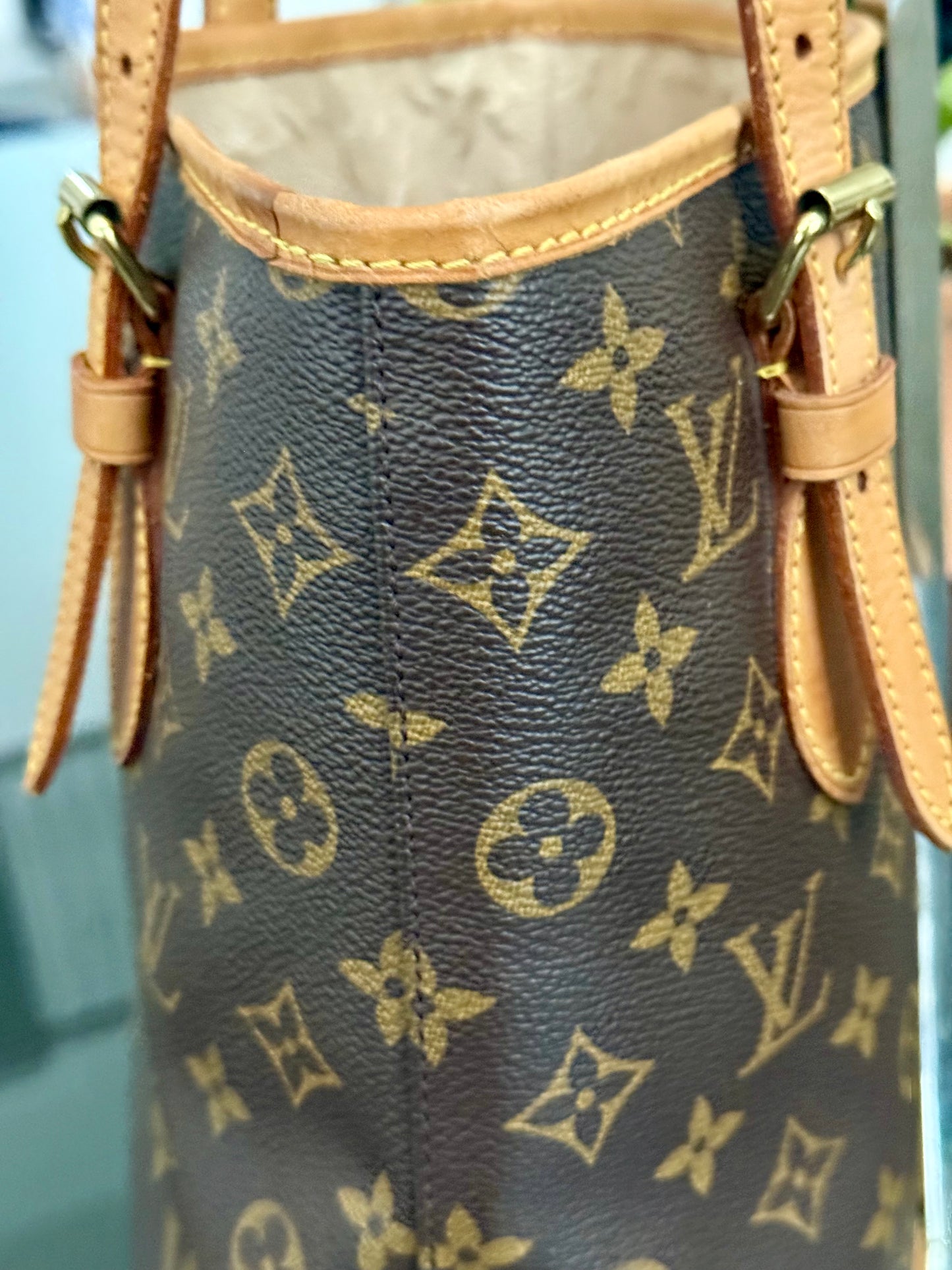 Petite Bucket in Monogram 🗓️ Year: 2000