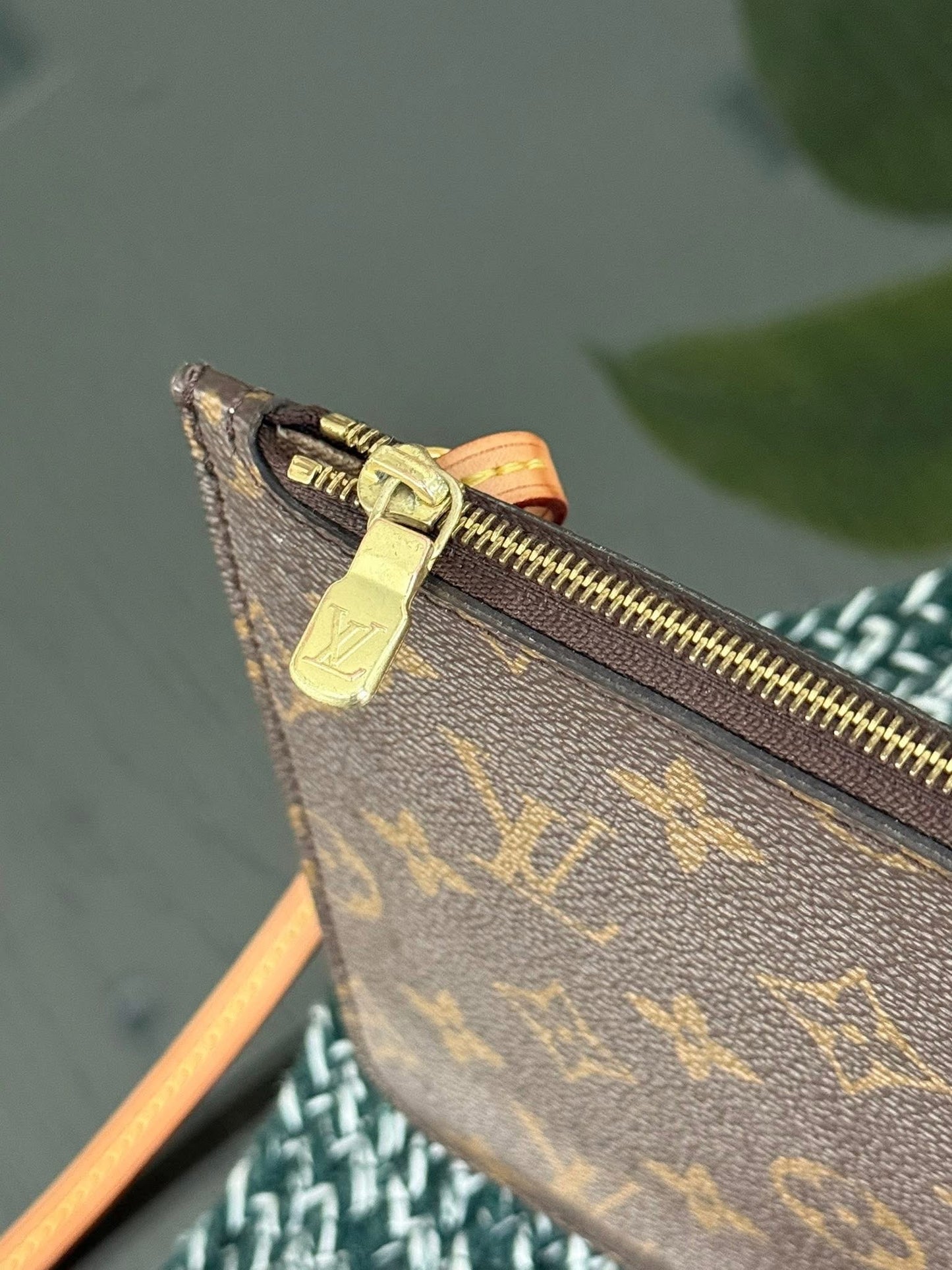 Neverfull MM/GM Pouch with Wriststrap 🗓️ Year: 2021