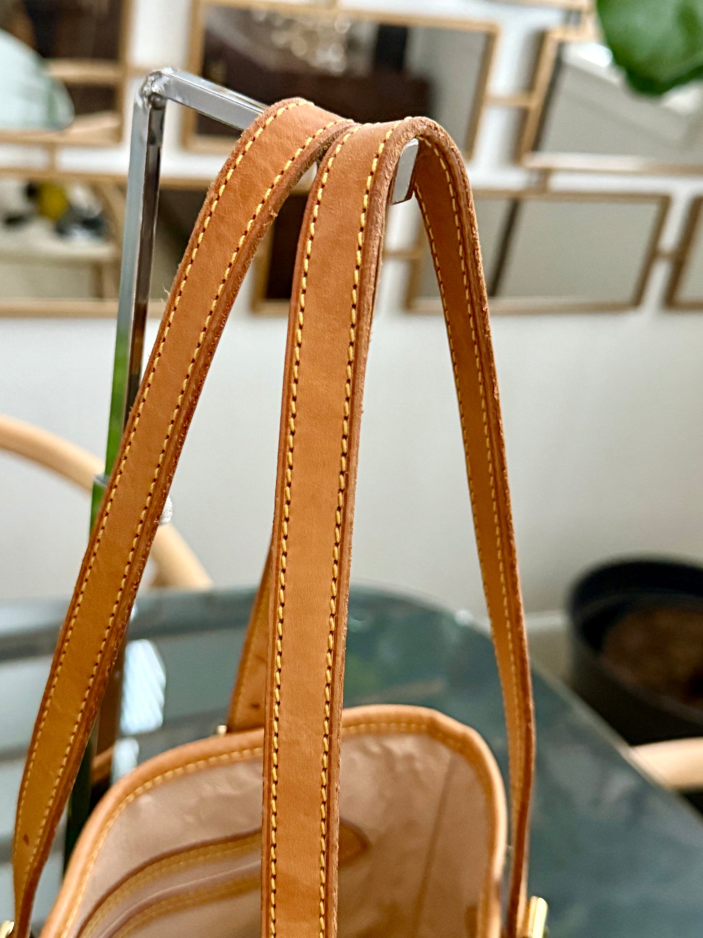 Petite Bucket in Monogram 🗓️ Year: 2000