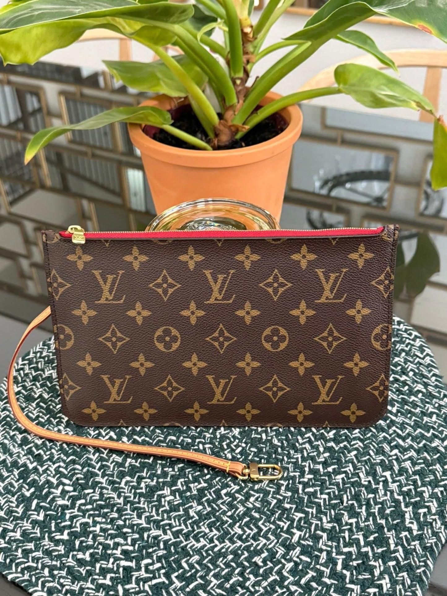 Neverfull MM/GM Pouch in Cerise interior -🗓️ Year: 2017