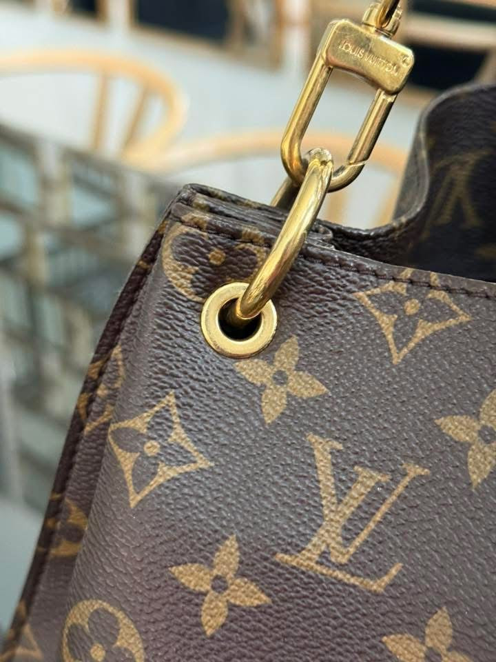 Hobo Metis in Monogram with Original Strap and Dustbag 📅 Year: 2013