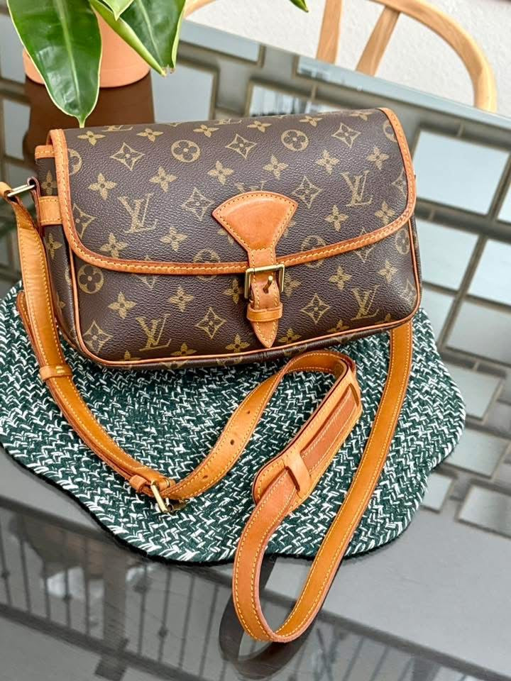 Sologne Crossbody 📅 Year: 2000
