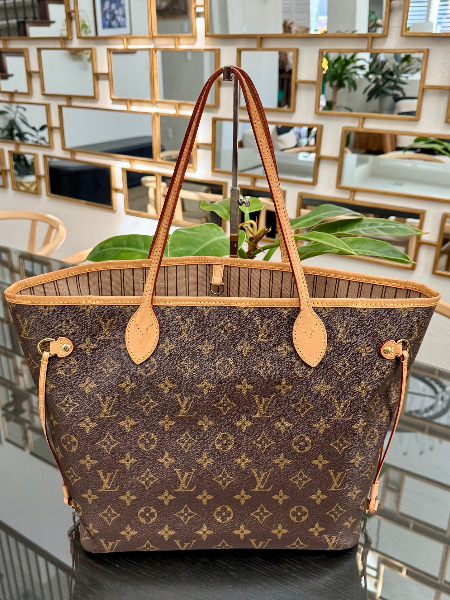 Neverfull MM in Monogram with Dustbag and Insert Organizer 📅 Year: 2017