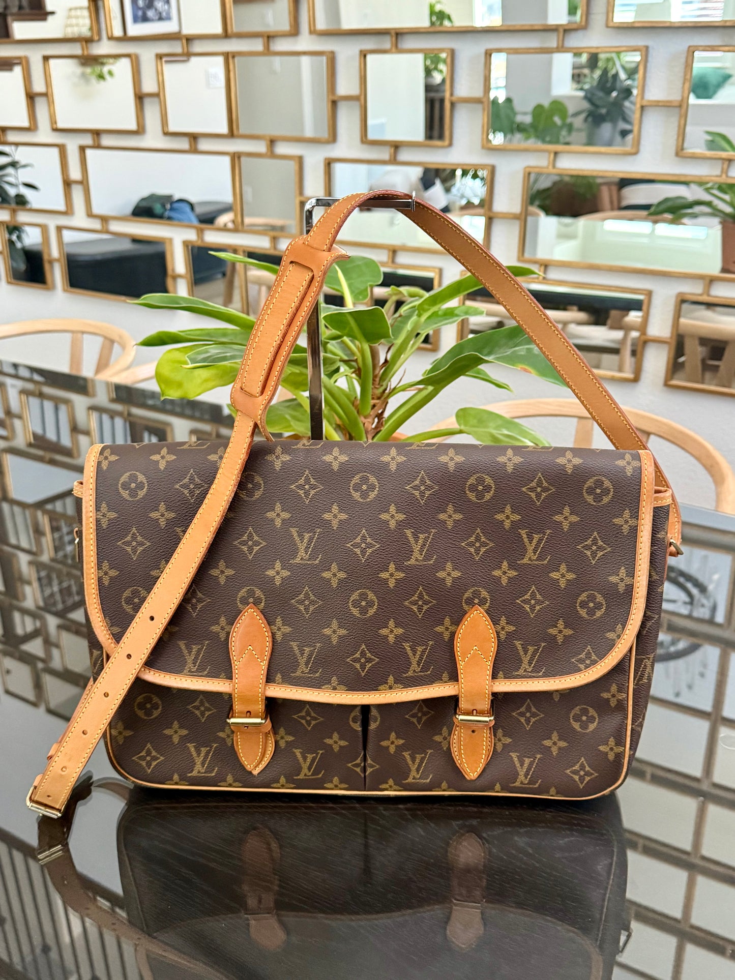 Gibeciere GM Messenger/ Crossbody Bag 📅 Year: 1994