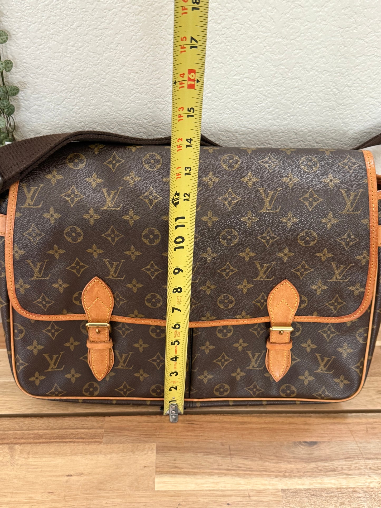 Gibeciere GM Crossbody - 📅 Year: 1997