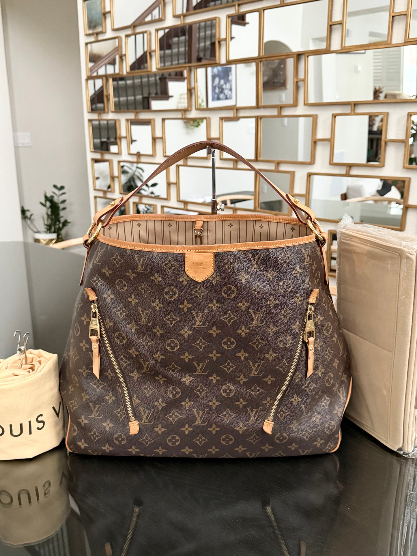 Delightful GM with Dustbag 🌹📅 Year: 2011