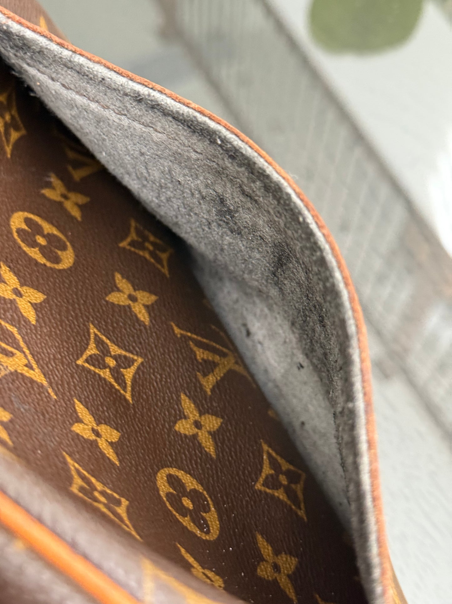 Blois Crossbody -🗓️ Year: 1995