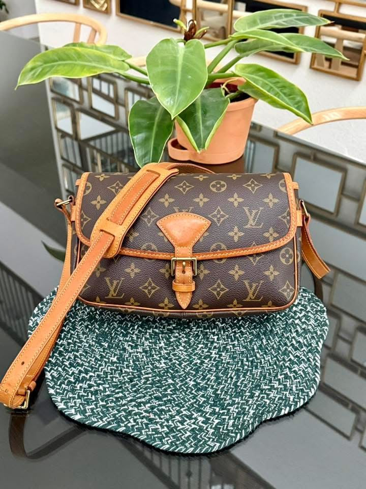 Sologne Crossbody 📅 Year: 2000