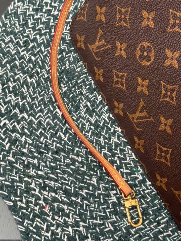 Neverfull MM/GM Pouch in Cerise 🗓️Year 2019