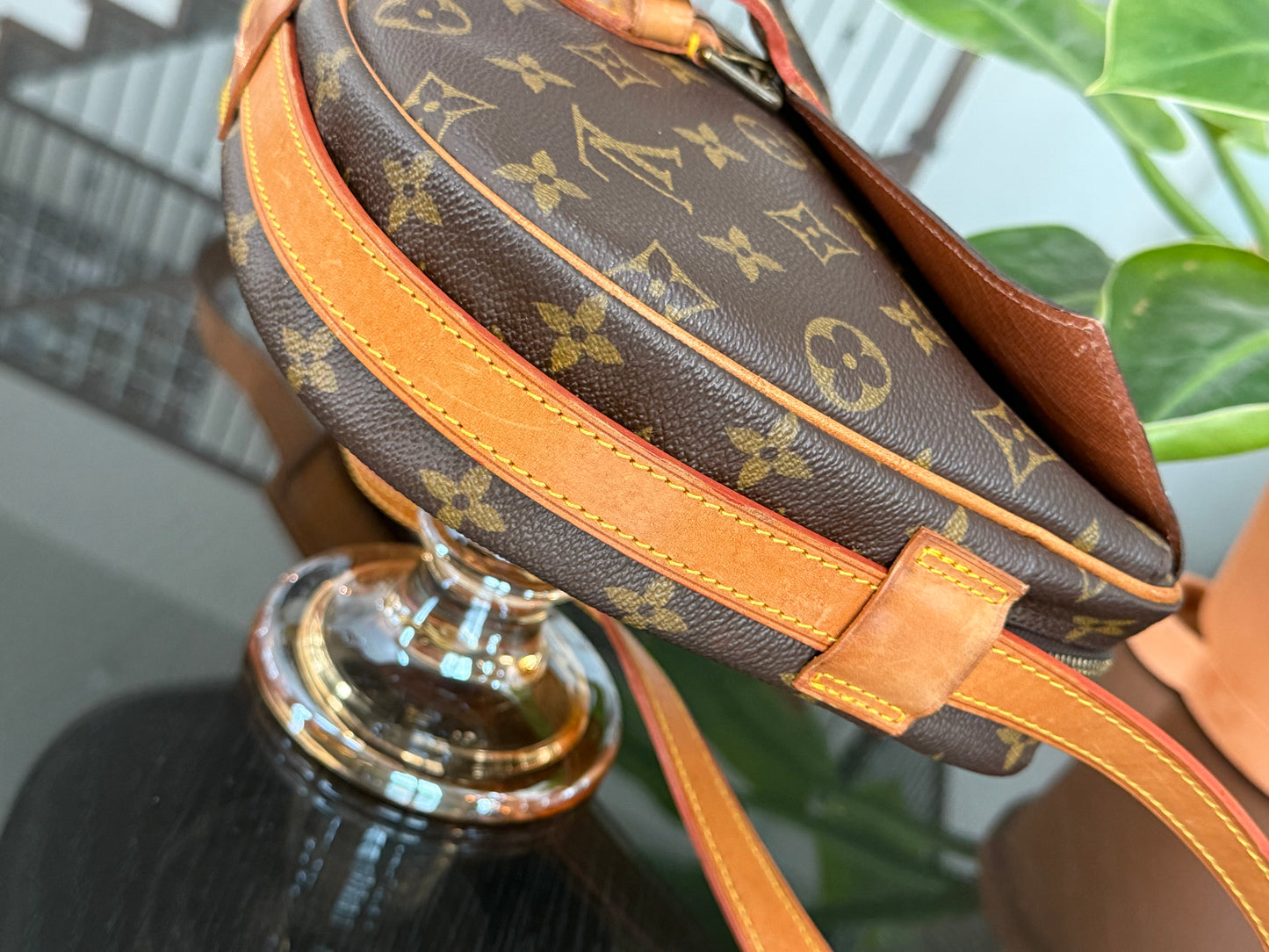 Jeaunefille GM Crossbody 📅 Year: 1987