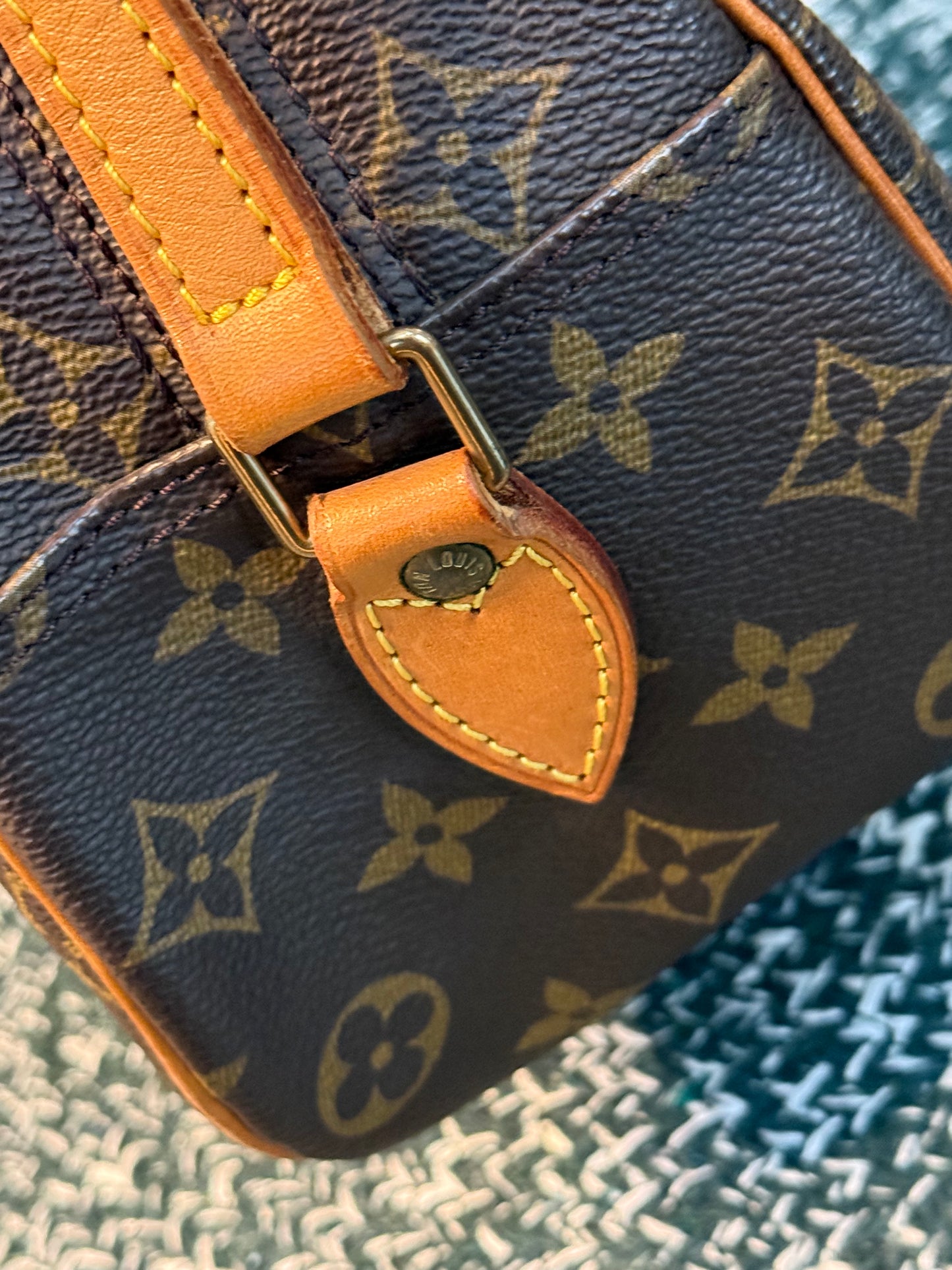 Blois Crossbody -🗓️ Year: 1995