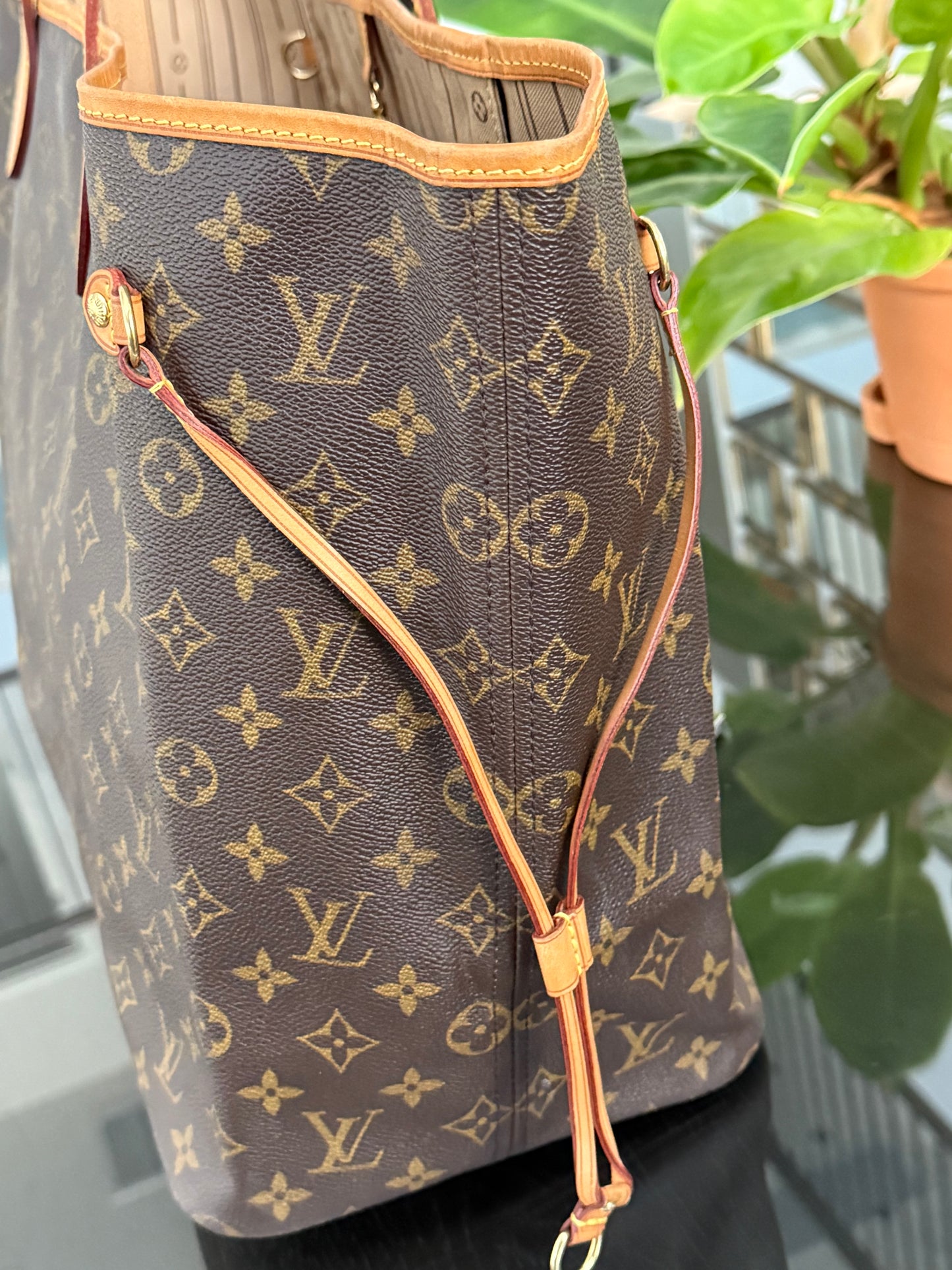 Neverfull GM with Dustbag and twilly -📅 Year: 2009