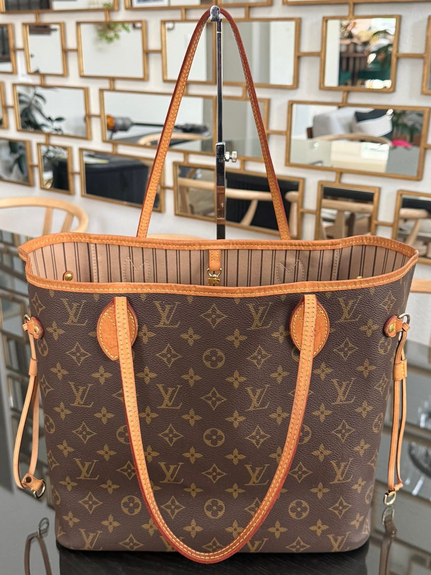 Neverfull MM with Dustbag 📅 Year: 2021
