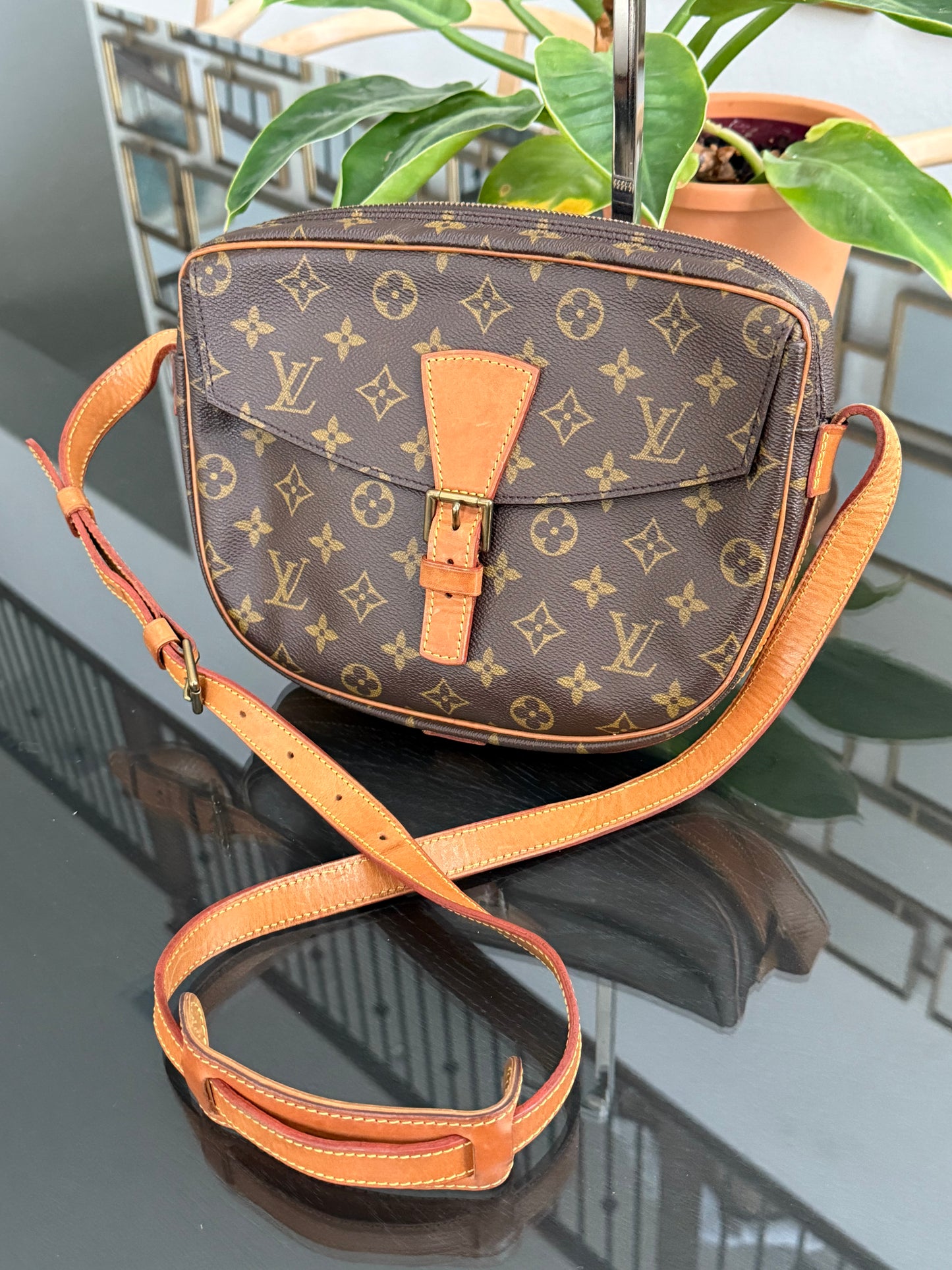 Jeaunefille GM Crossbody 📅 Year: 1989