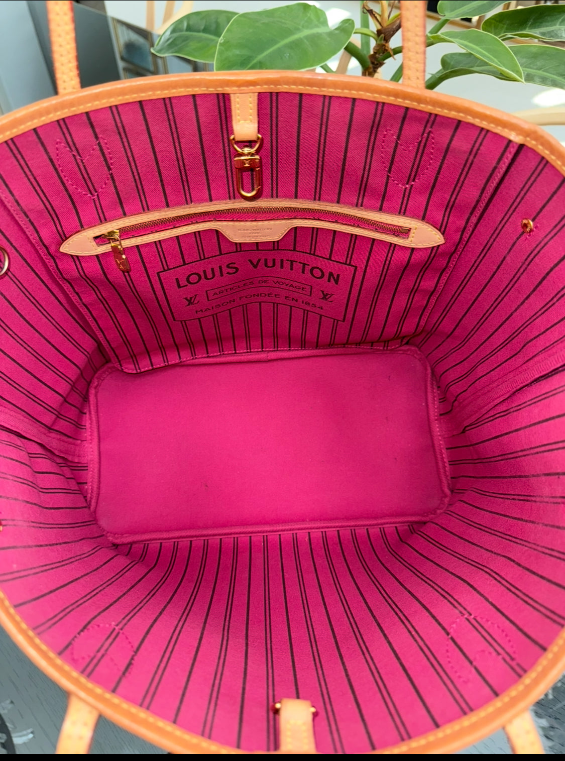 Neverfull MM Monogram in Peony with Dustbag 📅 Year: 2020