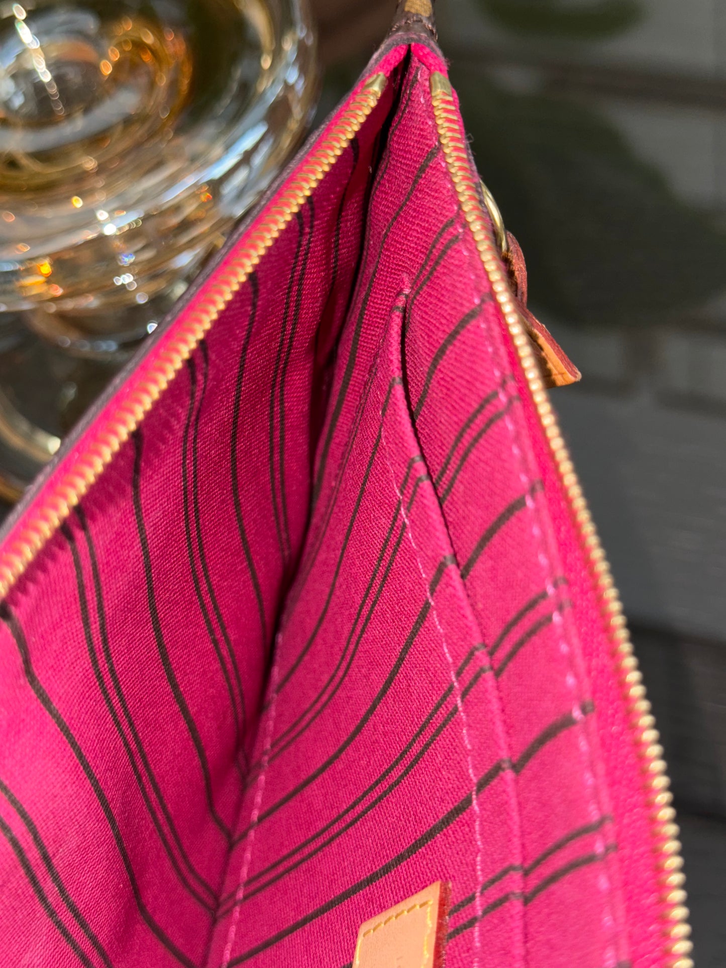 Neverfull MM Pouch in Peony interior -🗓️ Year:2019