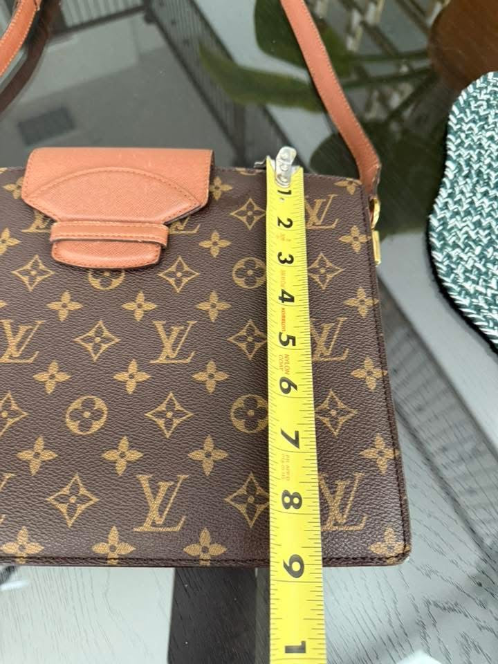 Courcelles Shoulder/ Crossbody bag 📅 Year: 1997