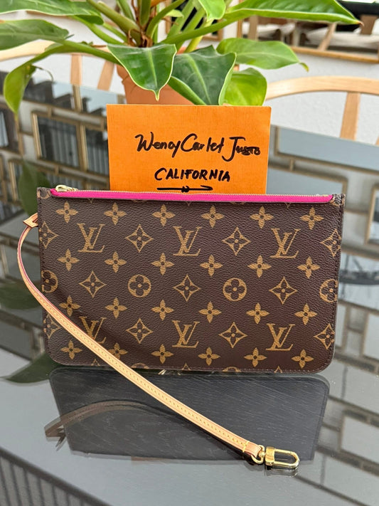 Neverfull MM/GM Pouch in Peony 🗓️ Year: 2016