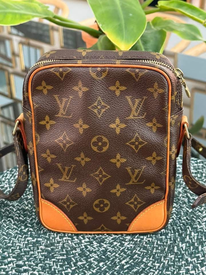 Amazon PM Crossbody 🗓️ Year: 2000