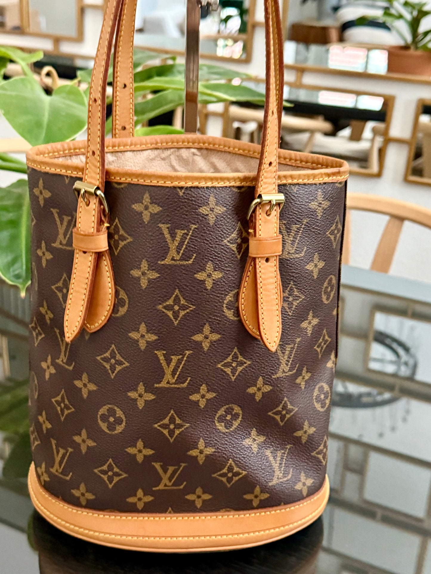 Petite Bucket in Monogram 🗓️ Year: 2000
