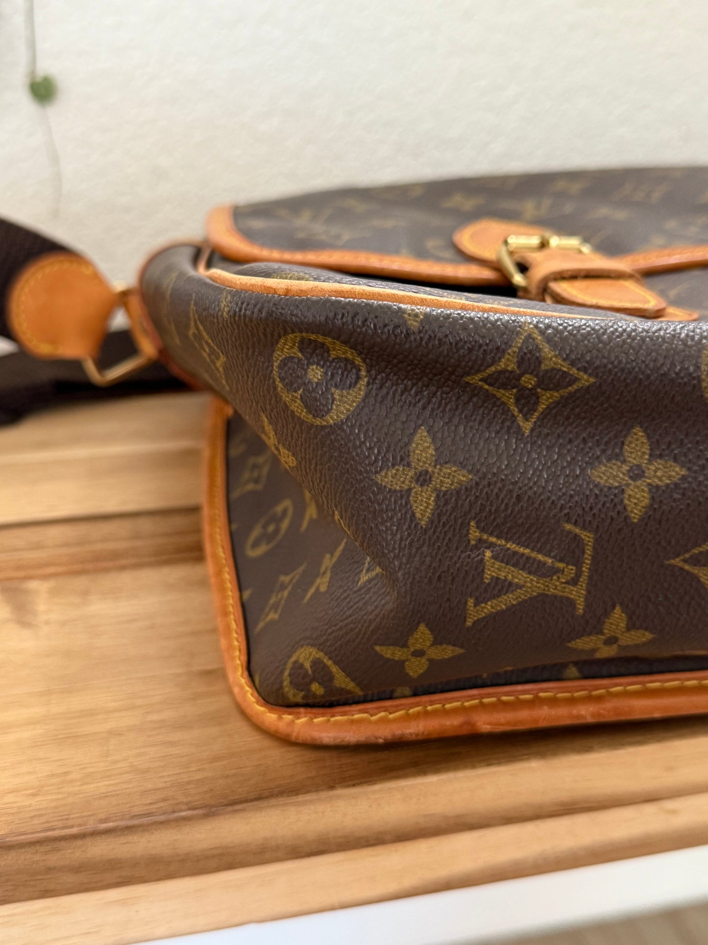 Gibeciere GM Crossbody - 📅 Year: 1997