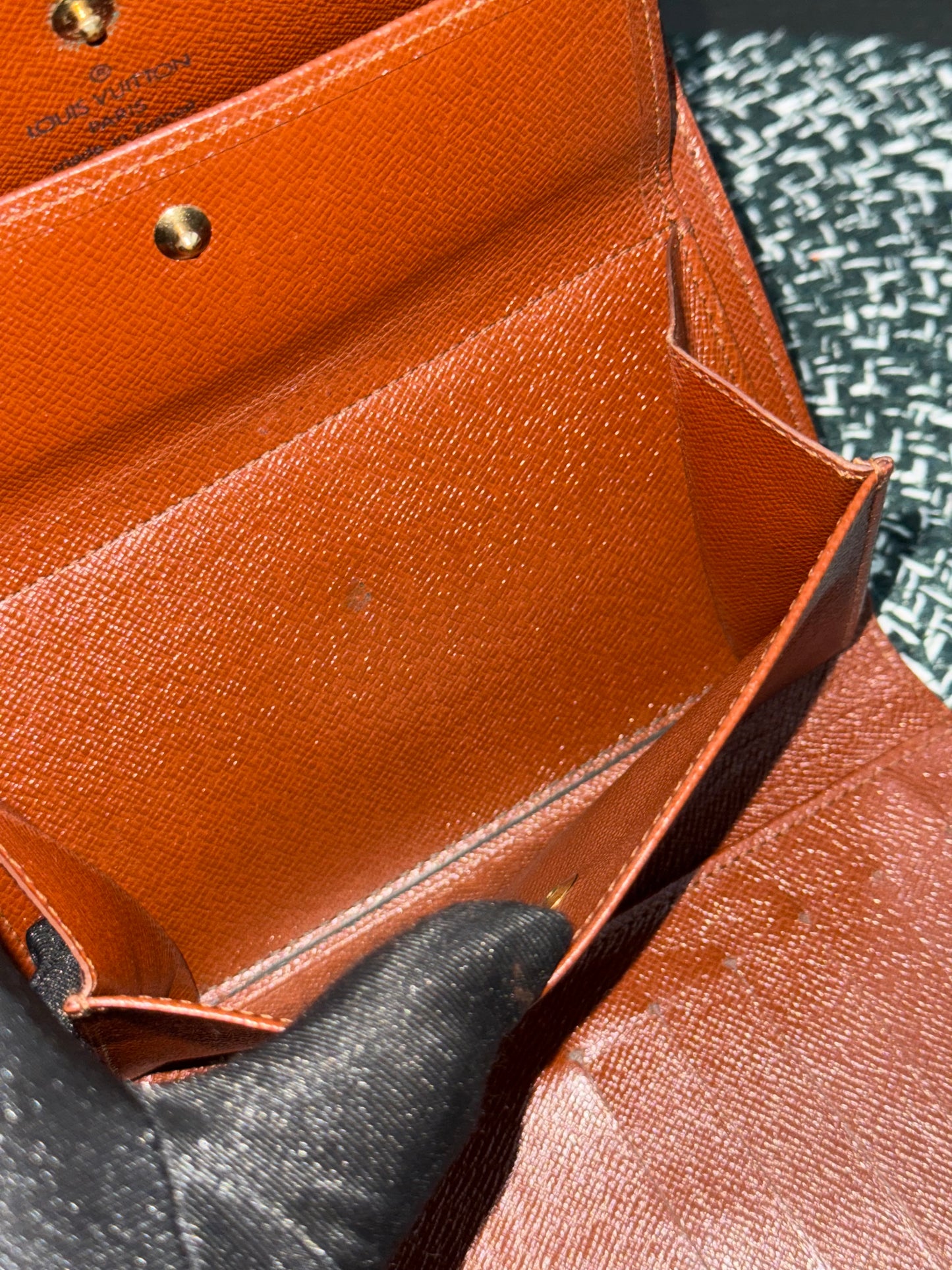 Etui Wallet Passport Holder in Monogram with 6 Cardholders 🗓️ Year: 1999