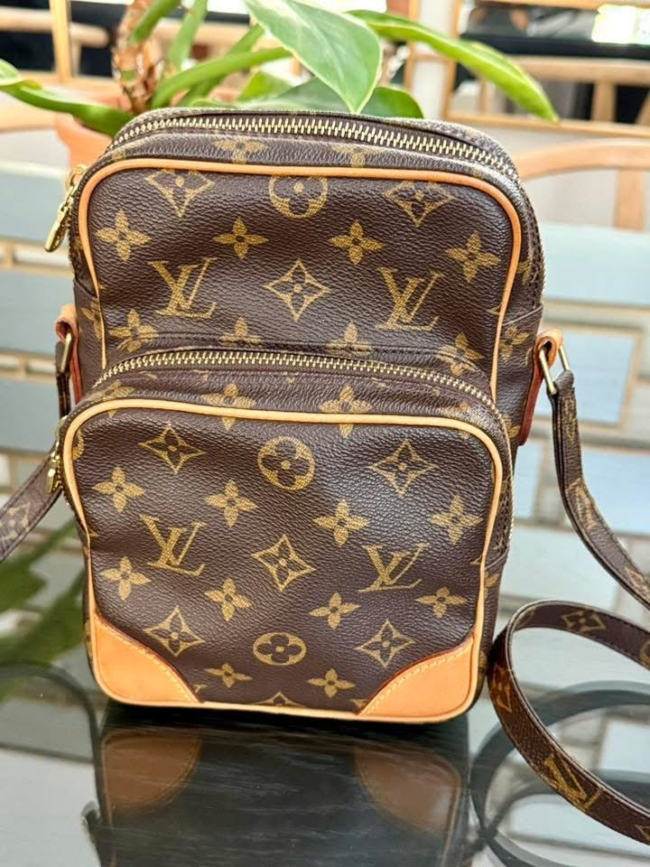 Amazon Crossbody Bag 🗓️ Year: 2000