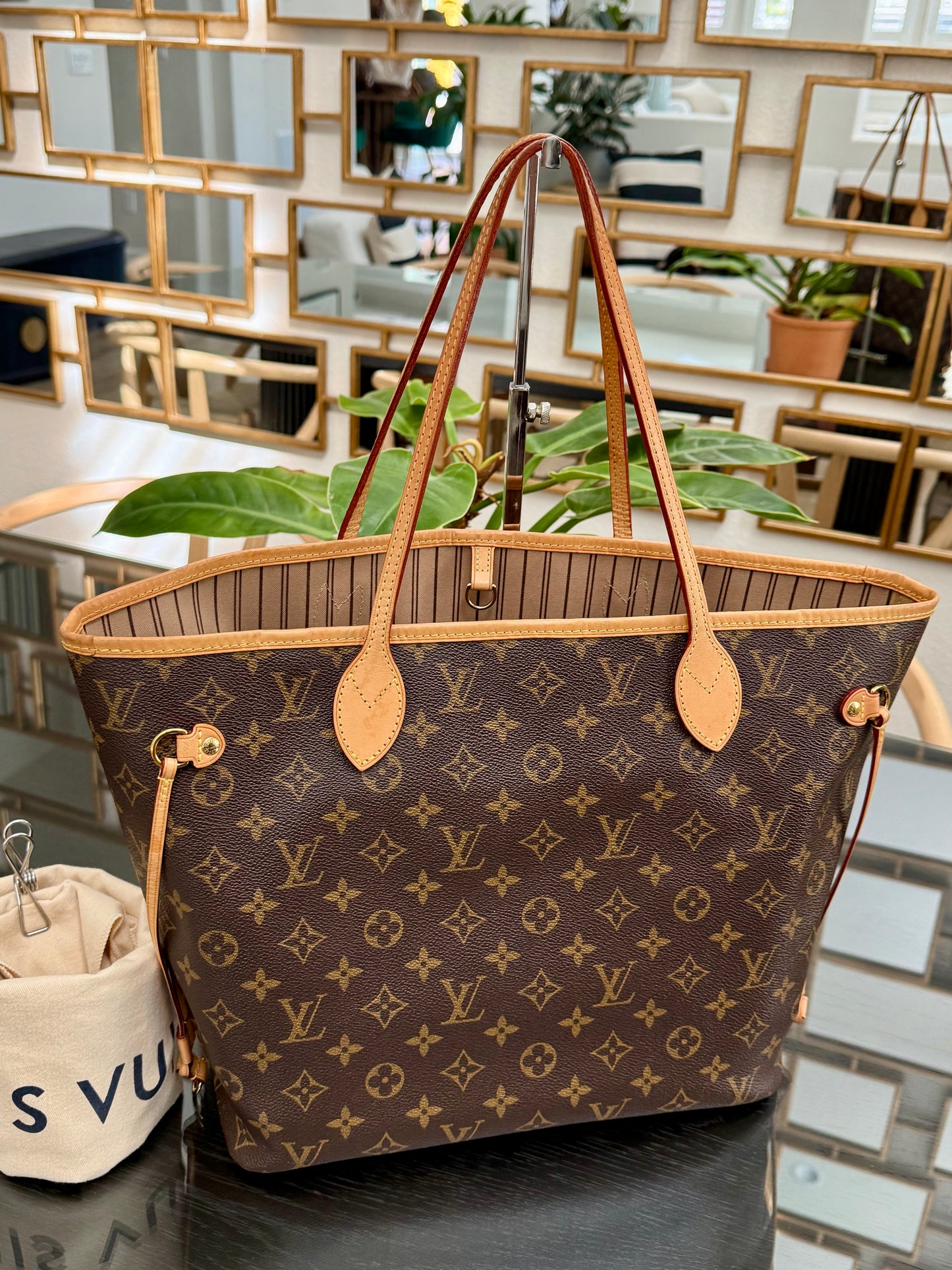 Neverfull MM in Monogram with Dustbag and Insert Organizer 📅 Year: 2017