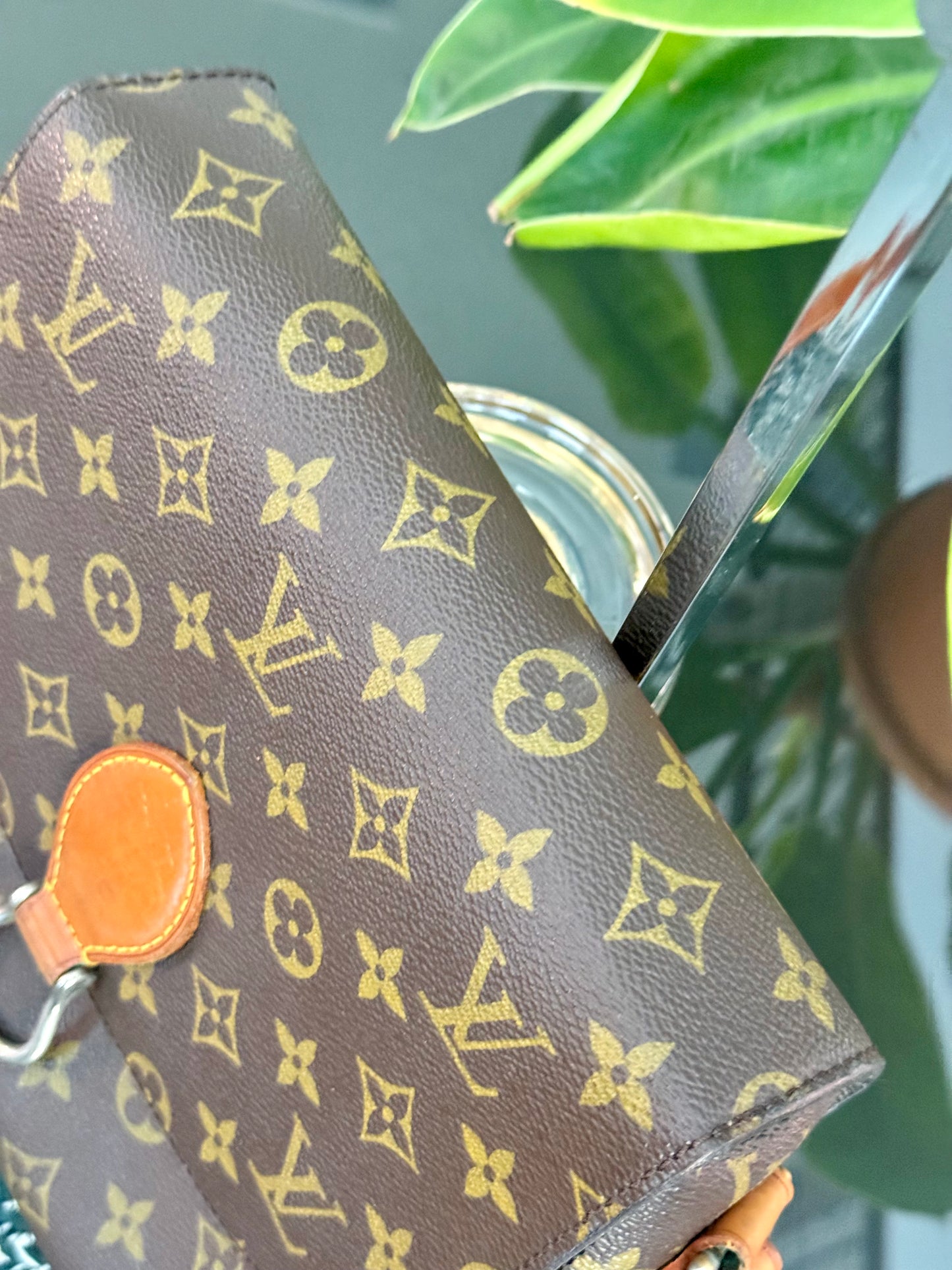 St. Cloud GM in Monogram 📅 Circa 80’s
💥No Peeling and No Stickiness💥