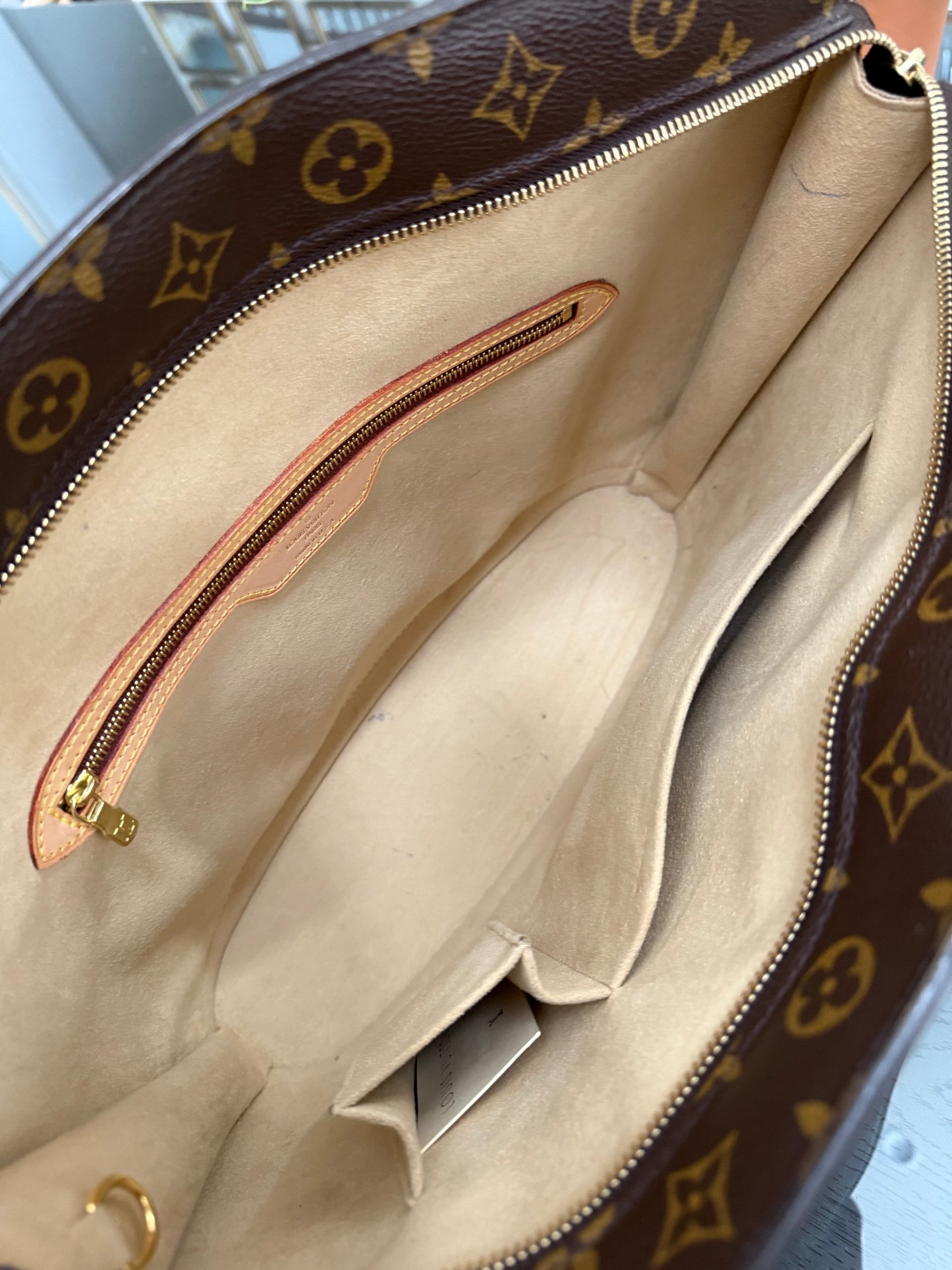 Babylone -🗓️ Year: 2004