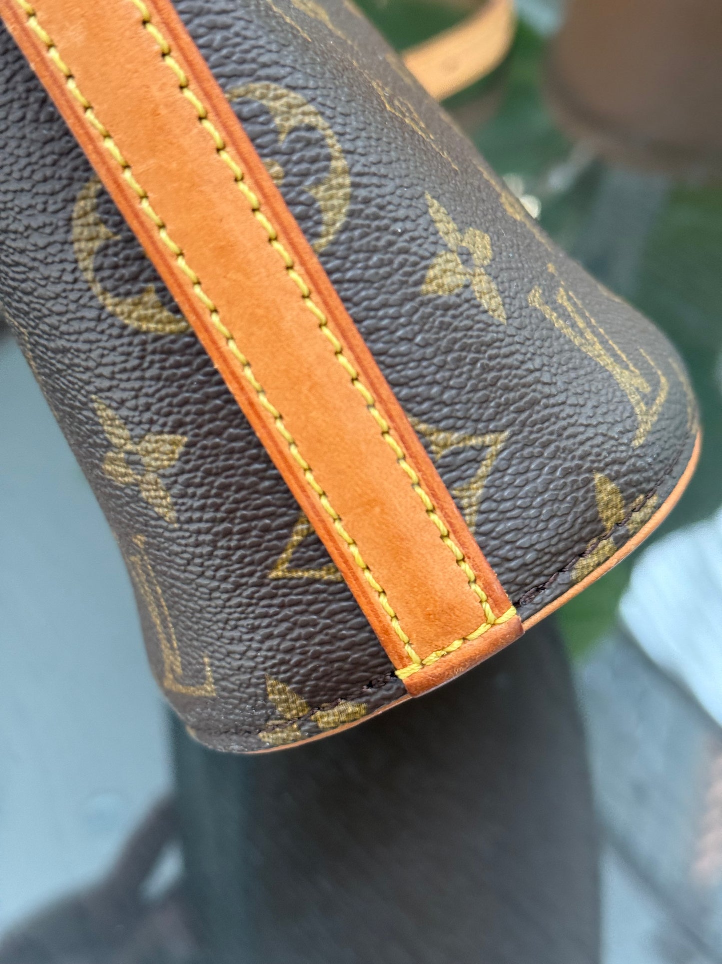 Drouot Crossbody 
📅 Year: 1997