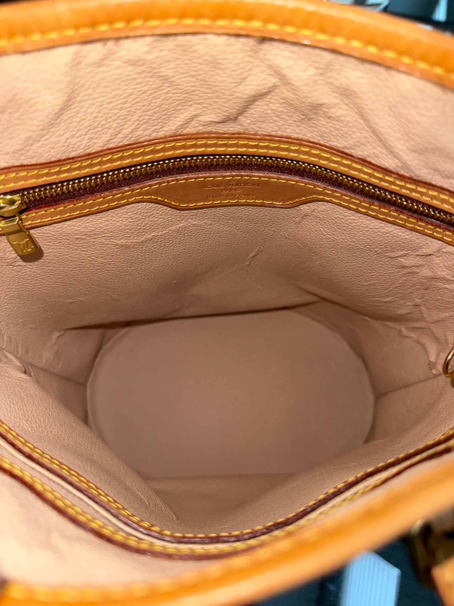 Petite Bucket in Monogram 🗓️ Year: 2000