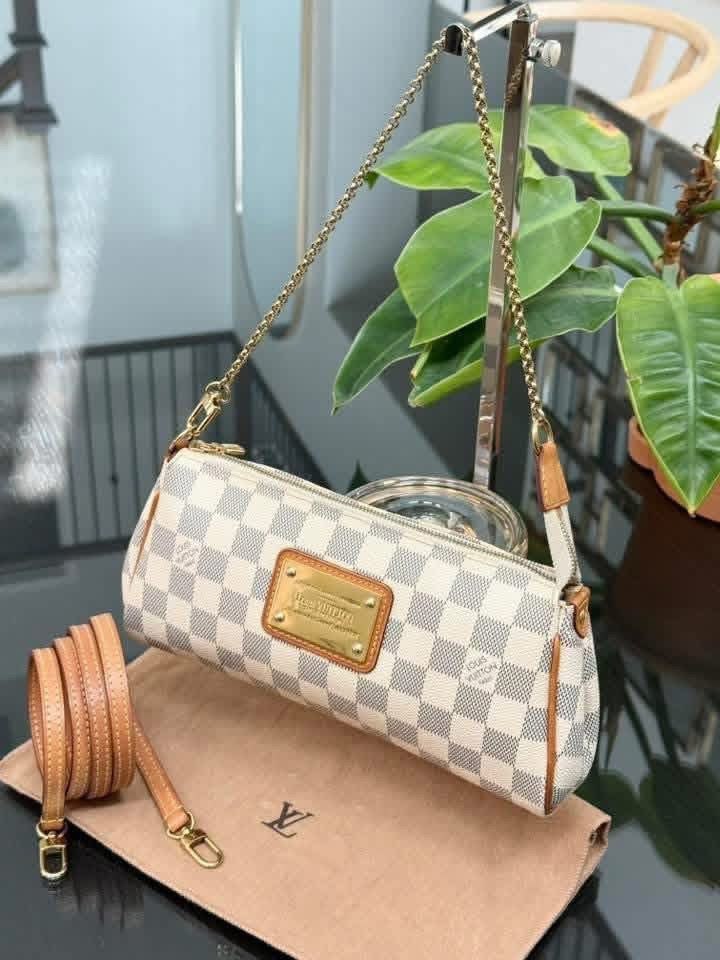 Eva Clutch in Azur with Original Strap, Dustbag, Box and Paper bag 🗓️ Year: 2015