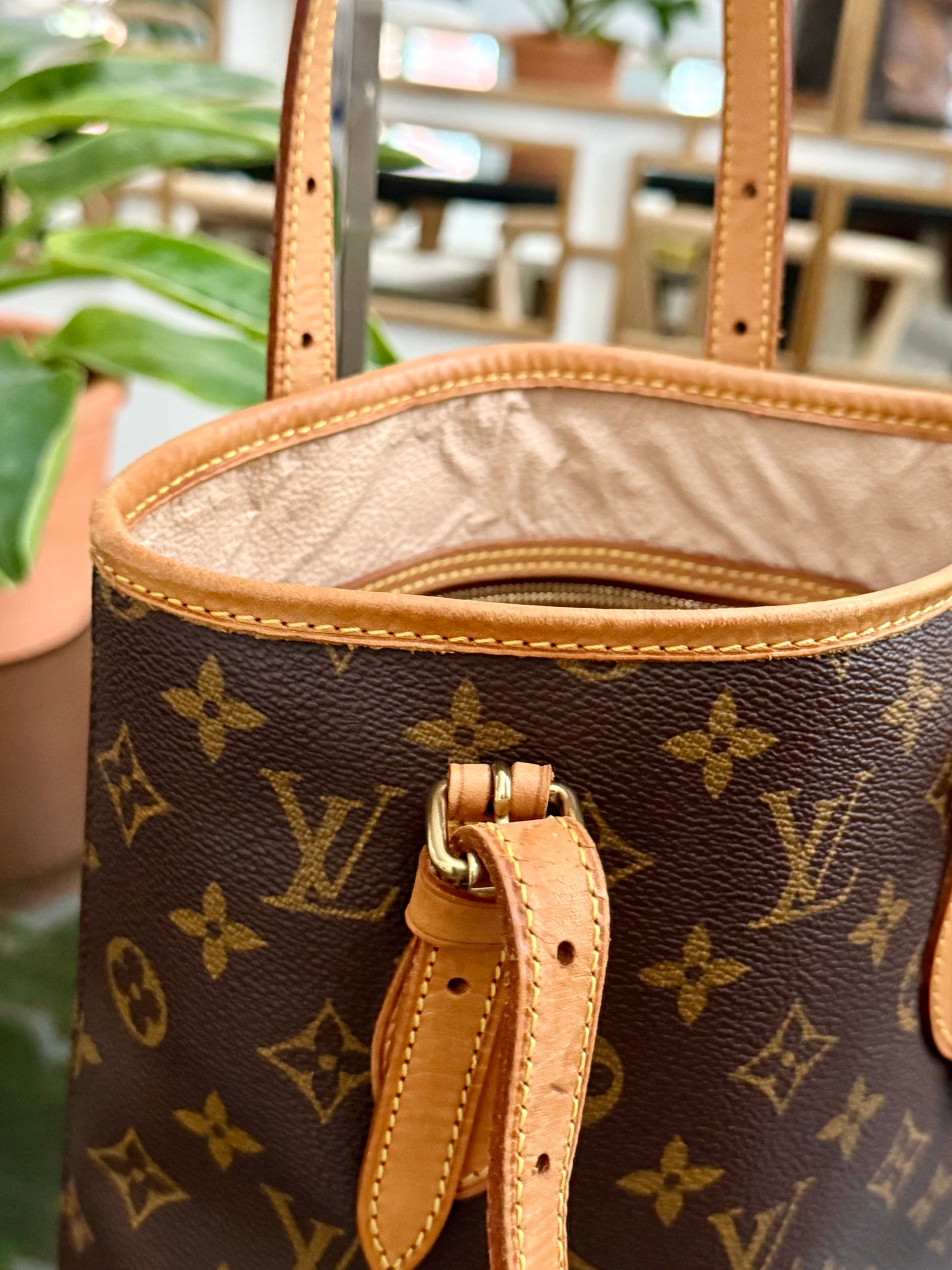 Petite Bucket in Monogram 🗓️ Year: 2000