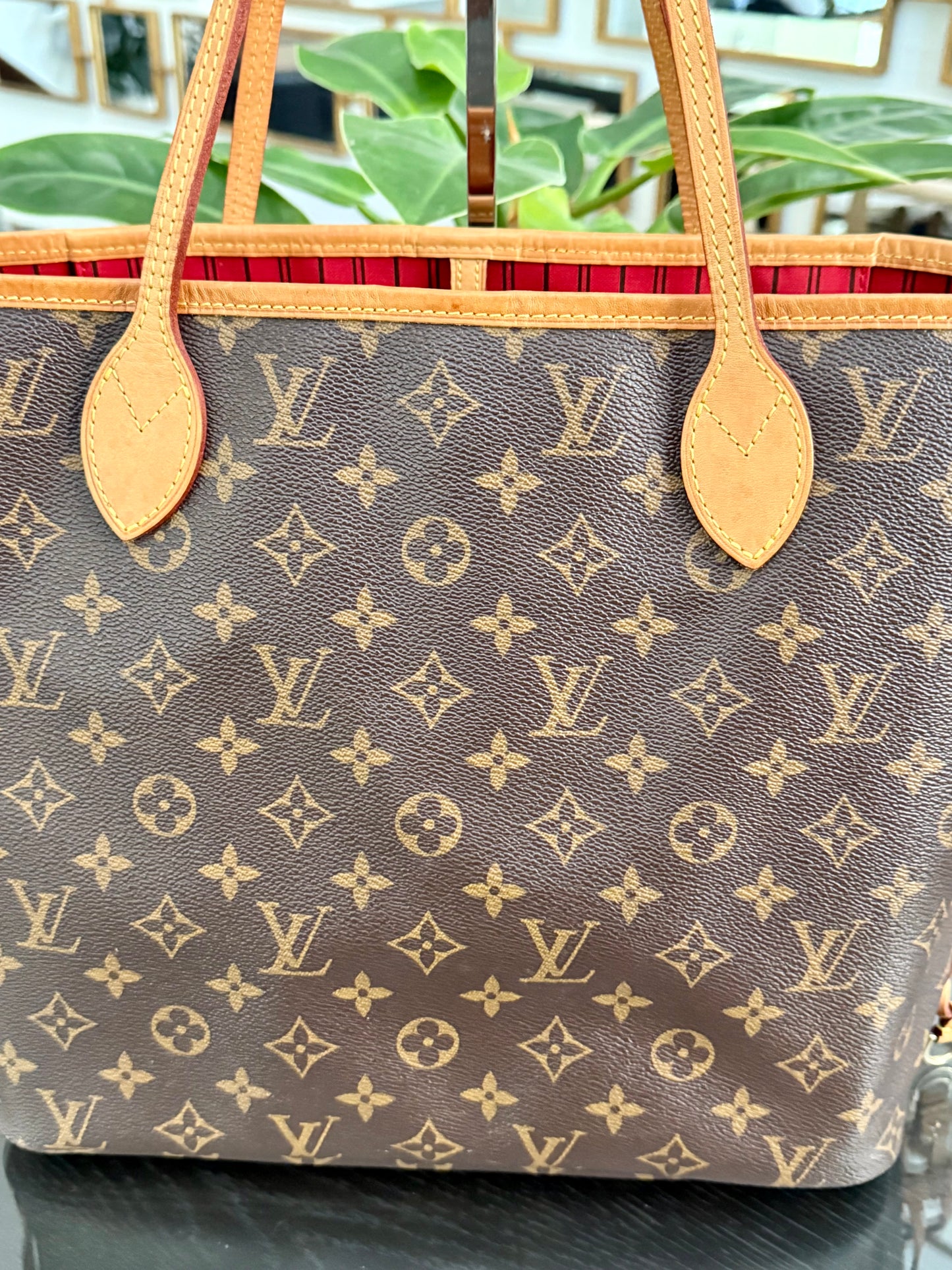 Neverfull MM in Cerise/ Red interior with Dustbag 📅 Year: 2018