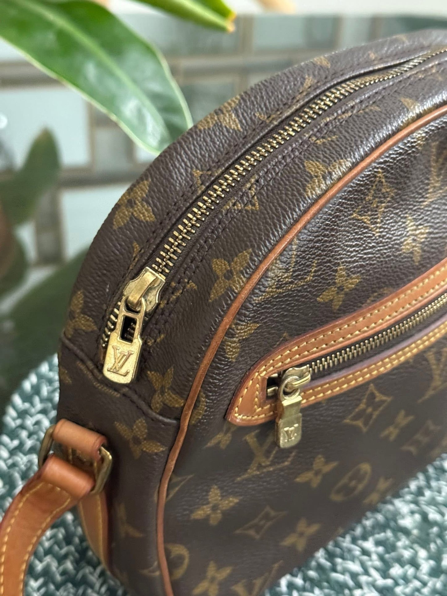 Senlis Crossbody - 🗓️ Year: 1991
