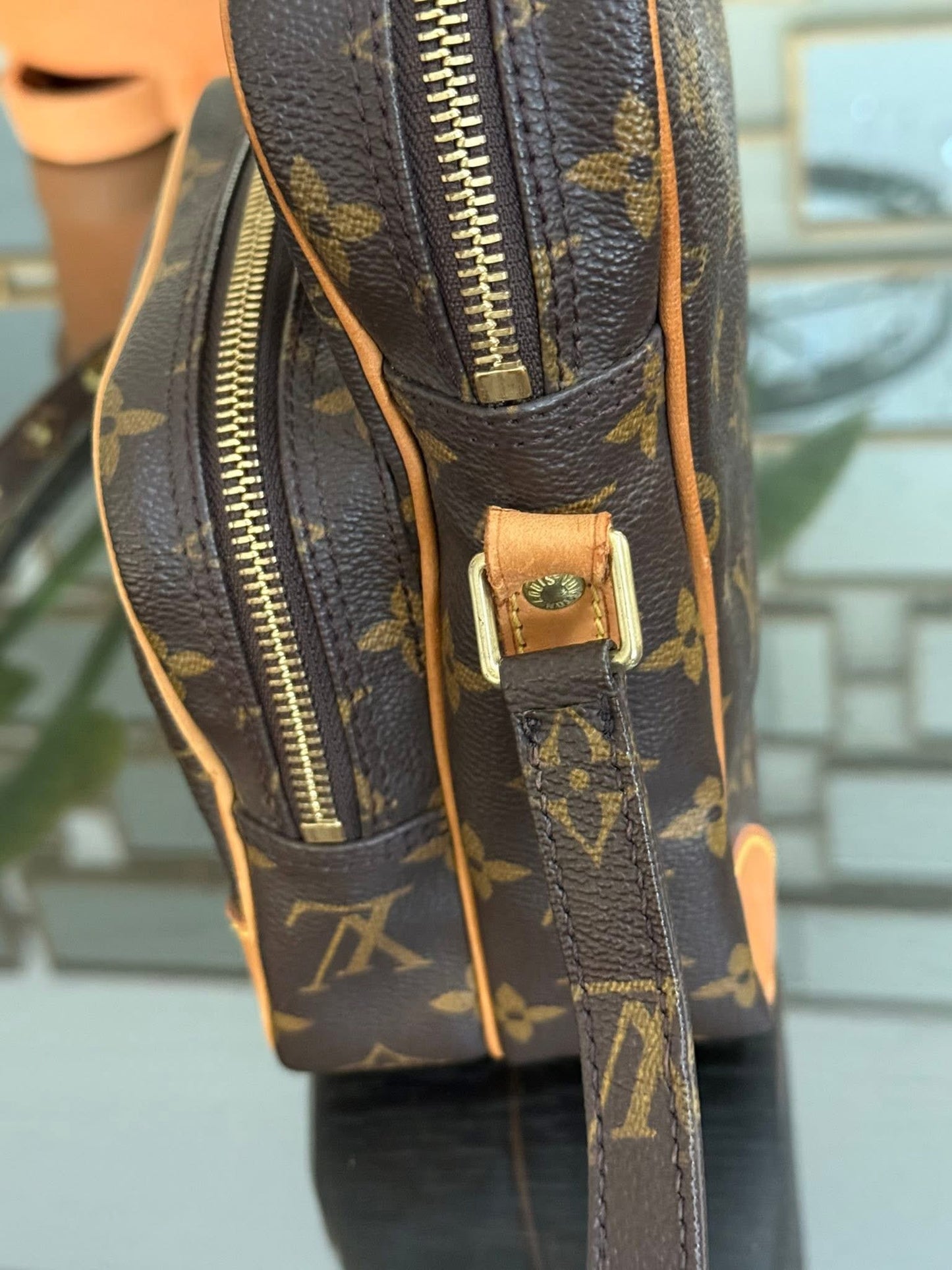 Amazon Crossbody Bag 🗓️ Year: 2000