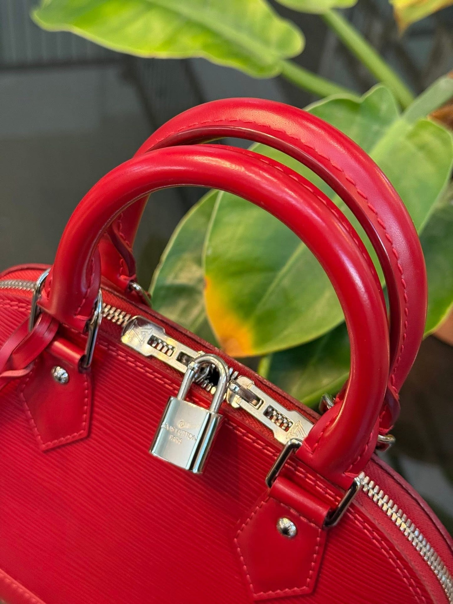 Alma BB in Epi Red with Clochette, Lock 🔐 keys, Original Strap, Dustbag and Insert Organizer 🗓️ Year: 2012