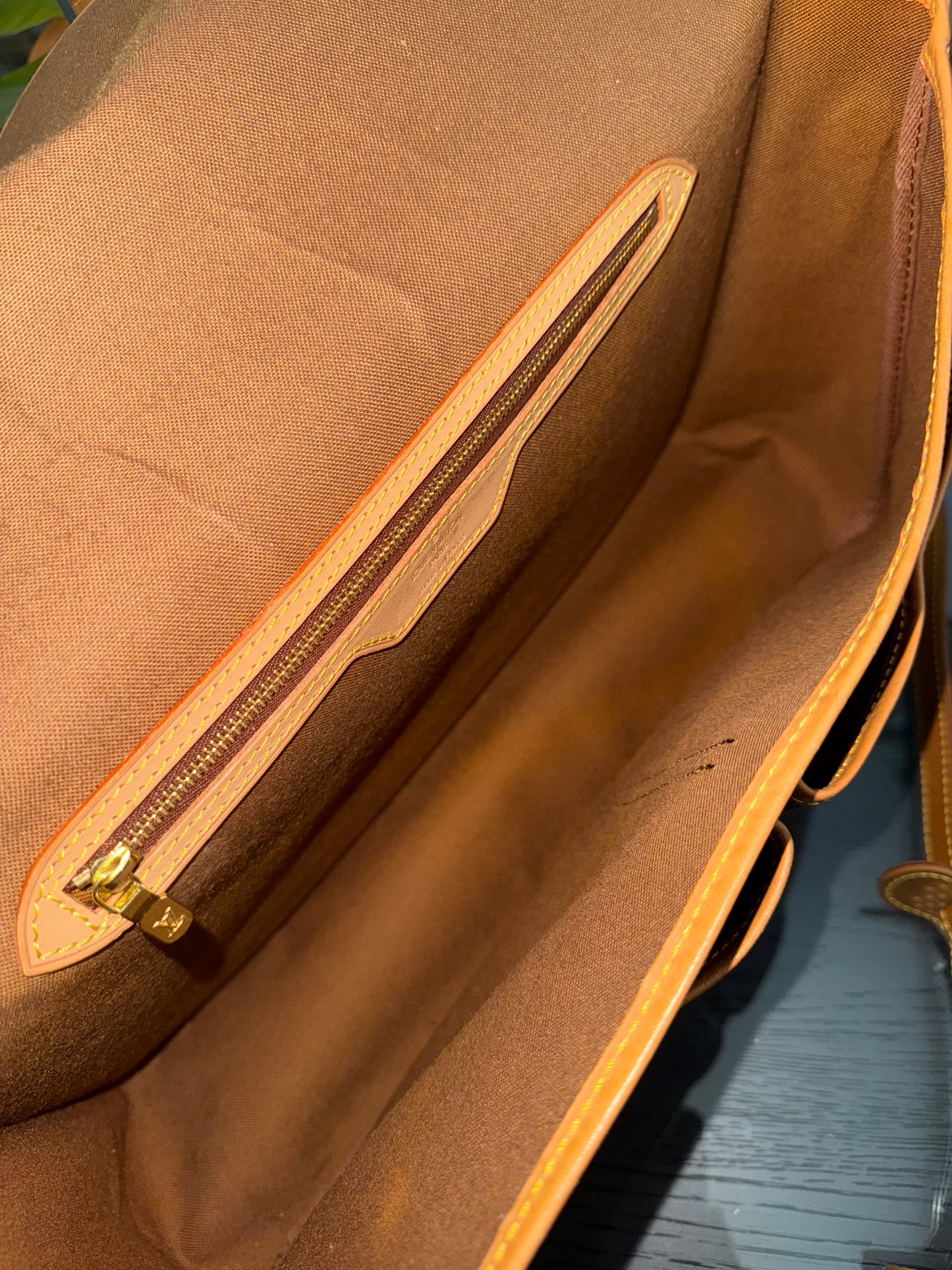 Gibeciere GM Messenger/ Crossbody Bag 📅 Year: 1994