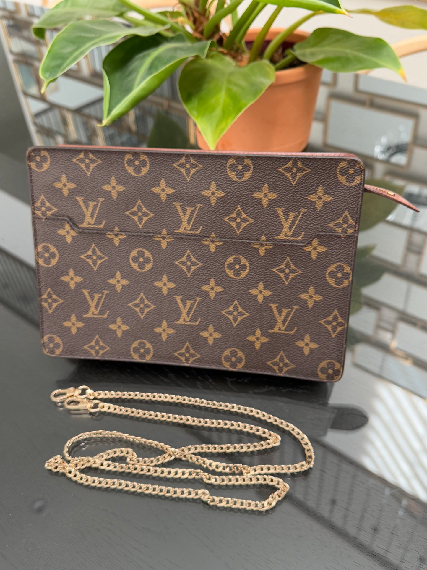 Pochette Homme with Generic Crossbody -🗓️ Year: 1995