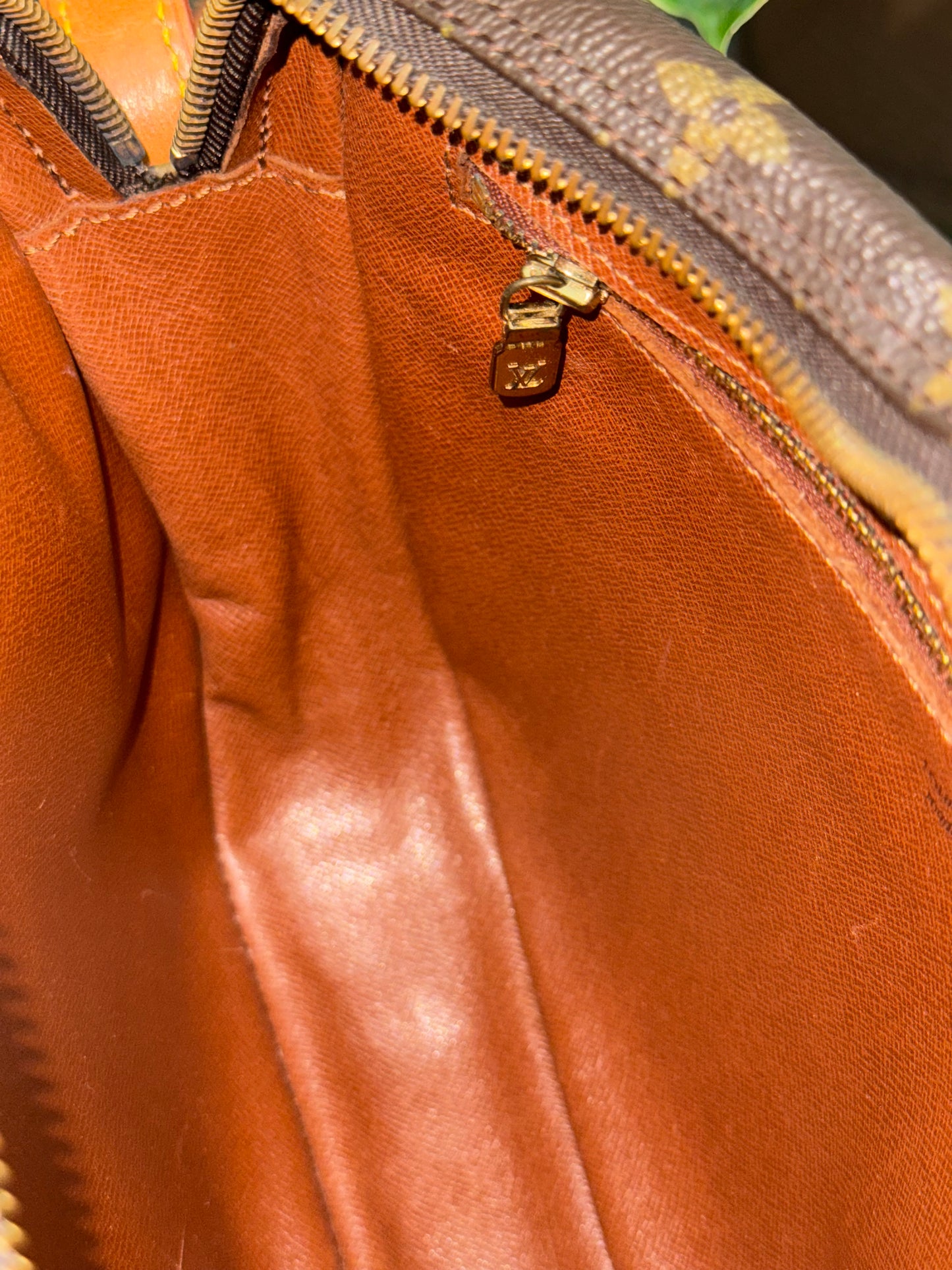 Jeaunefille GM Crossbody 📅 Year: 1987