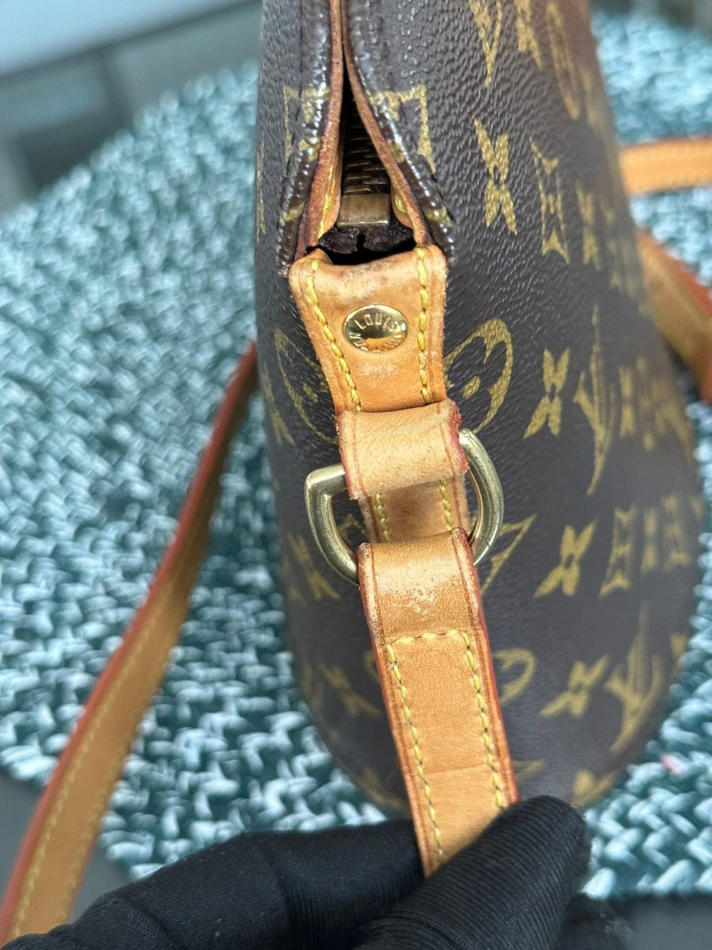 Drouot Crossbody-🗓️ Year: 2004