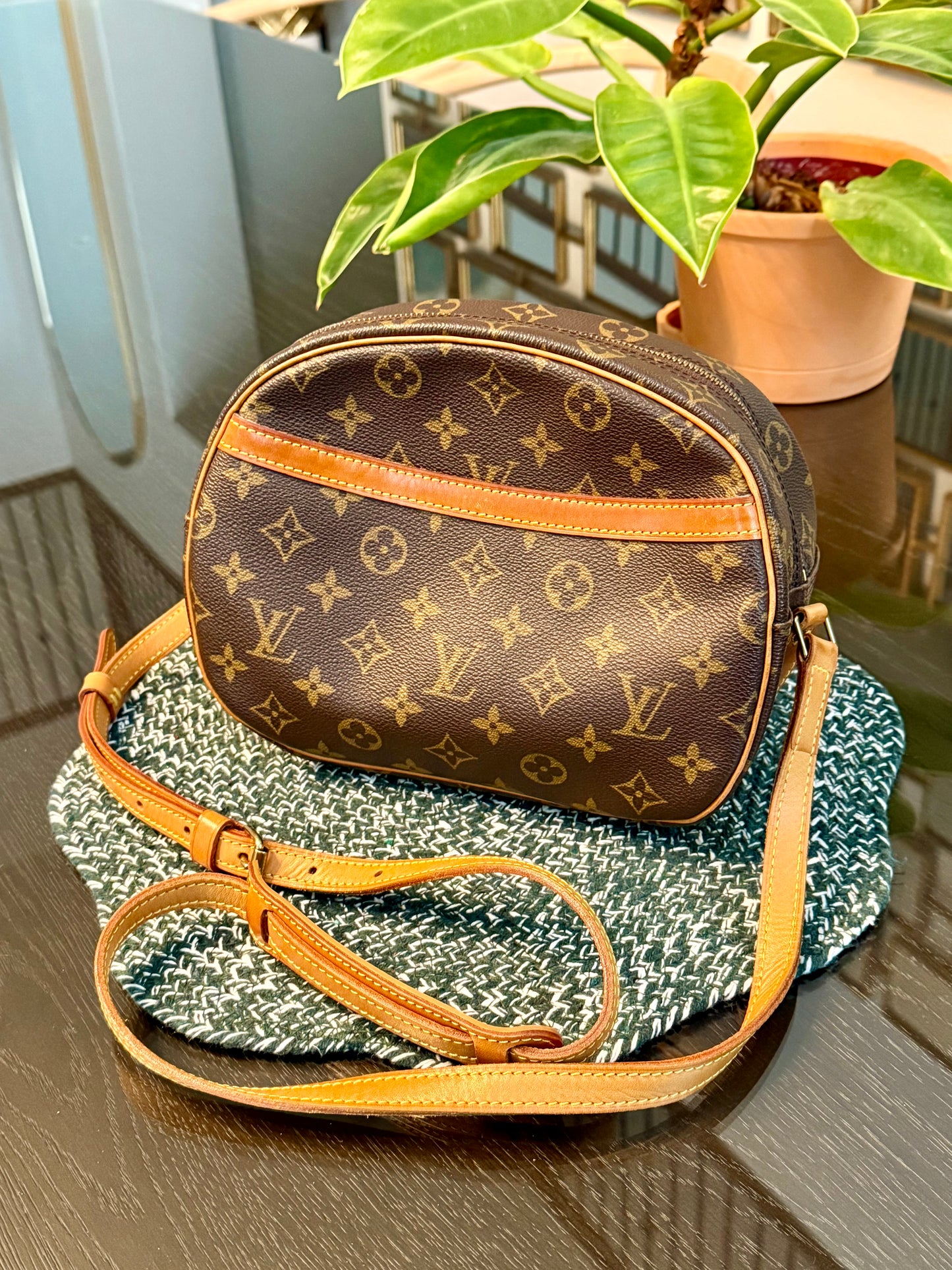 Blois Crossbody -🗓️ Year: 1995