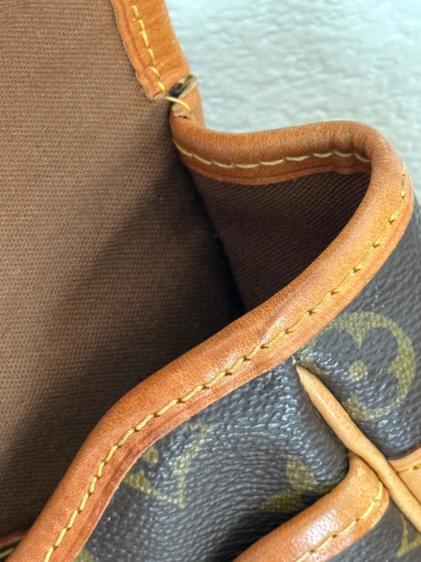 Gibeciere GM Crossbody - 📅 Year: 1997