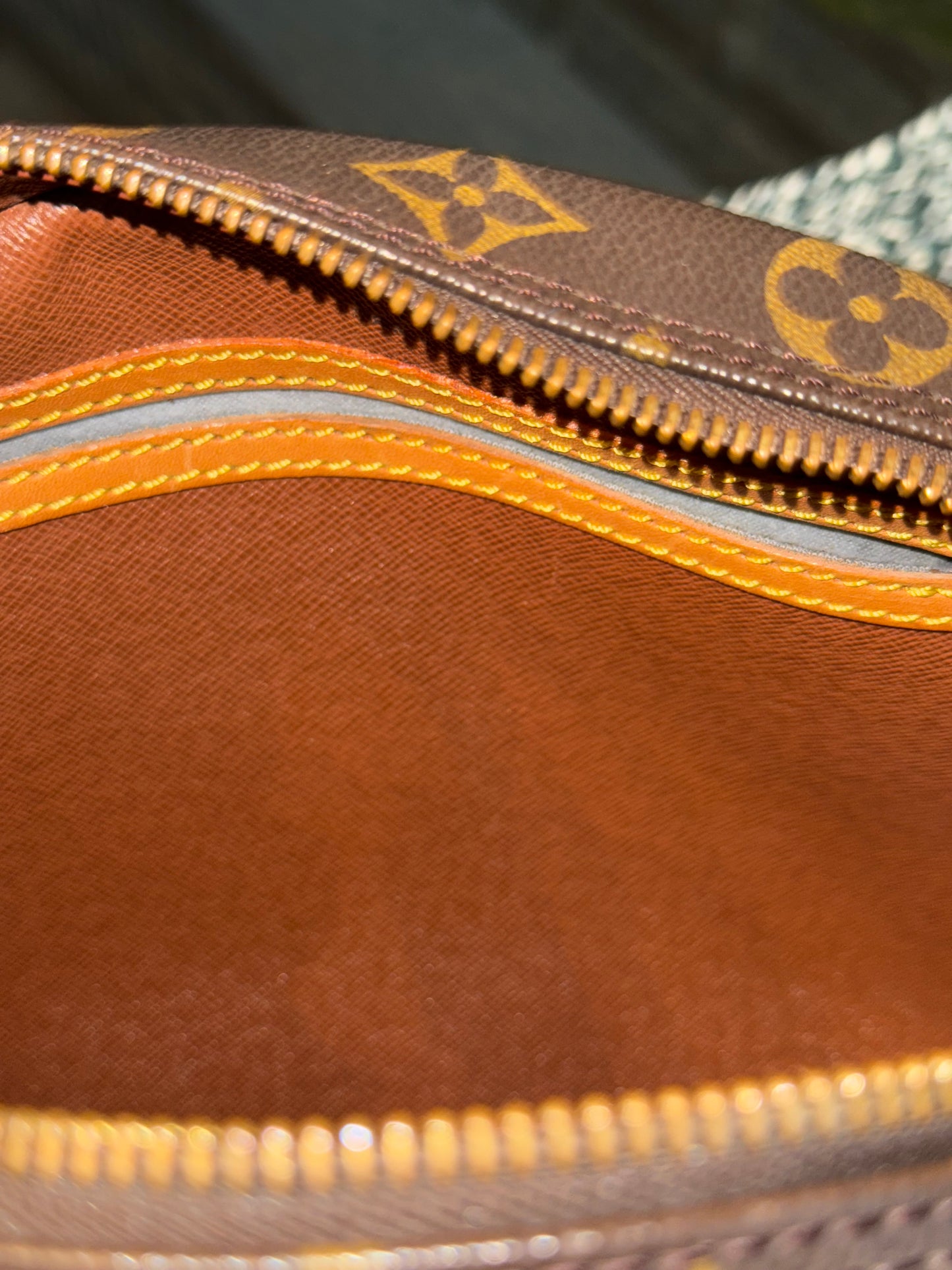 Blois Crossbody -🗓️ Year: 1995