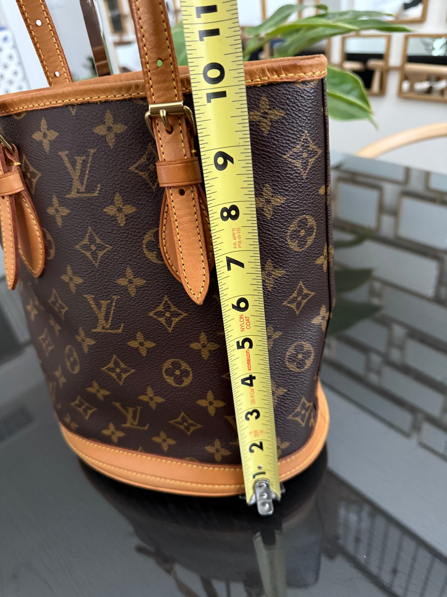 Petite Bucket in Monogram 🗓️ Year: 2000
