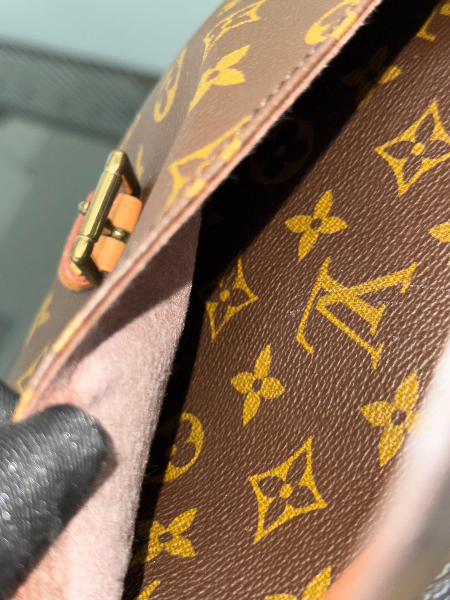 Jeaunefille GM Crossbody 📅 Year: 1989