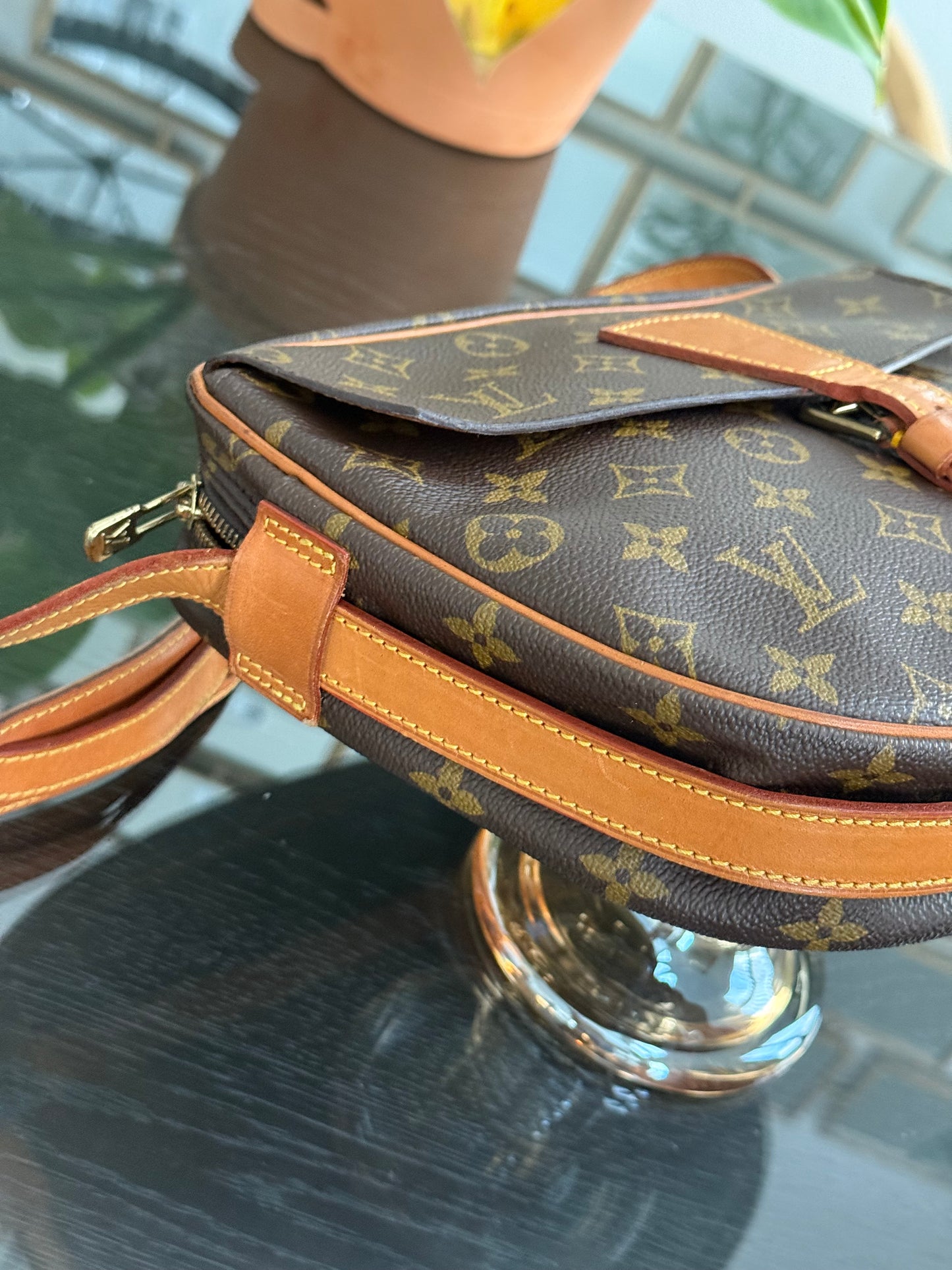 Jeaunefille GM Crossbody 📅 Year: 1989