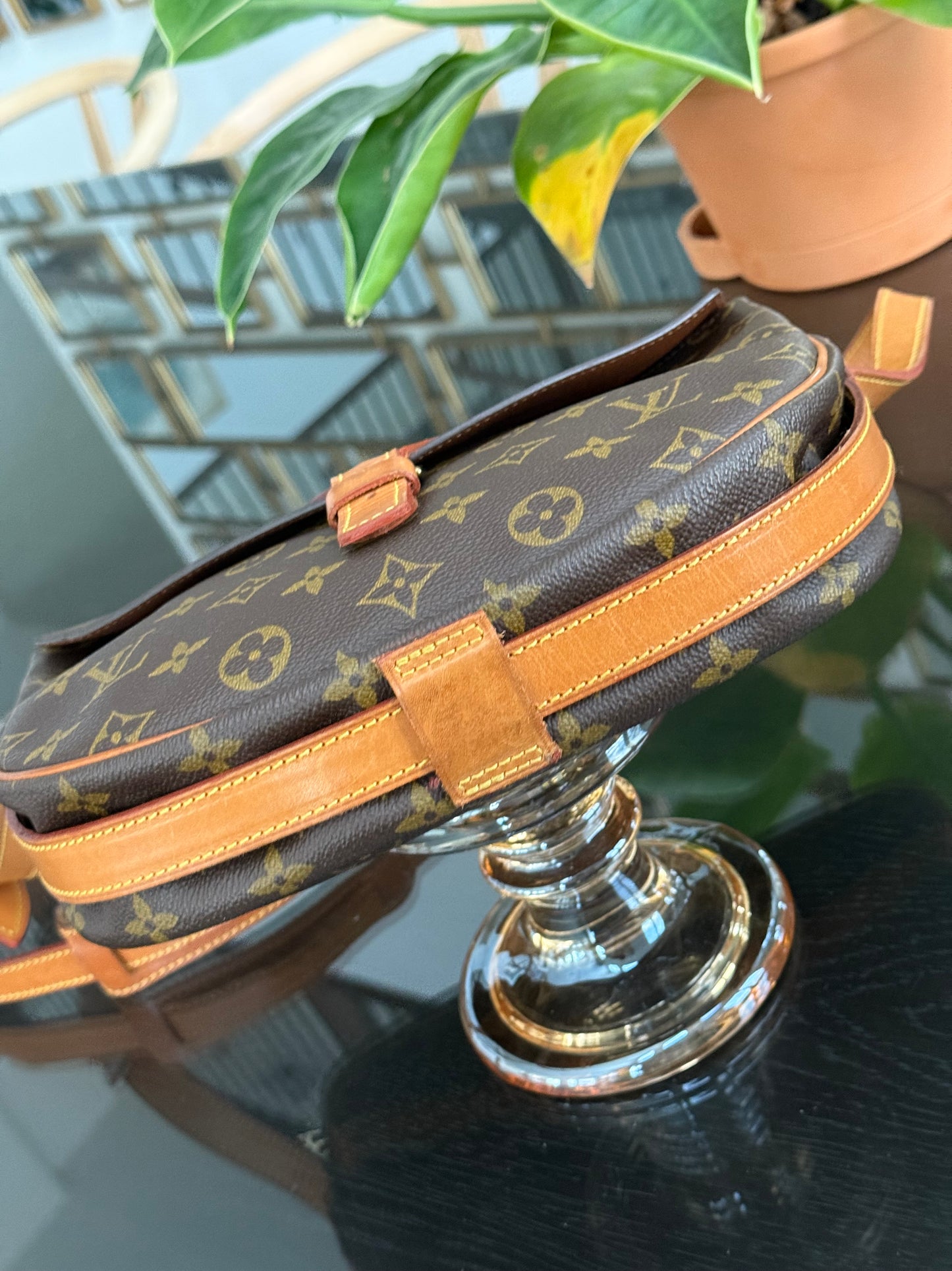 Jeaunefille GM Crossbody 📅 Year: 1989